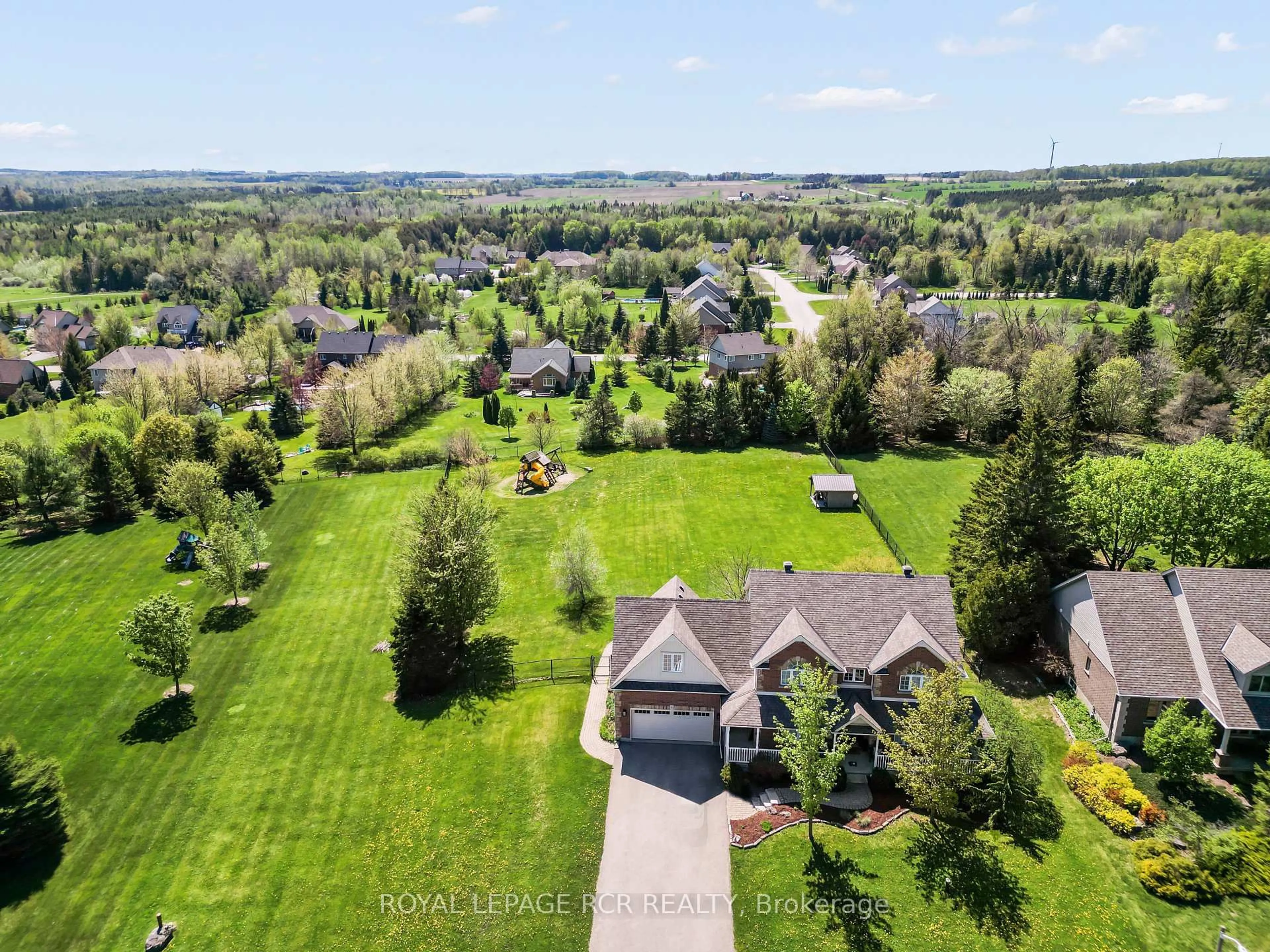 A pic from outside/outdoor area/front of a property/back of a property/a pic from drone, unknown for 8 Madill Dr, Mono Ontario L9W 6G3