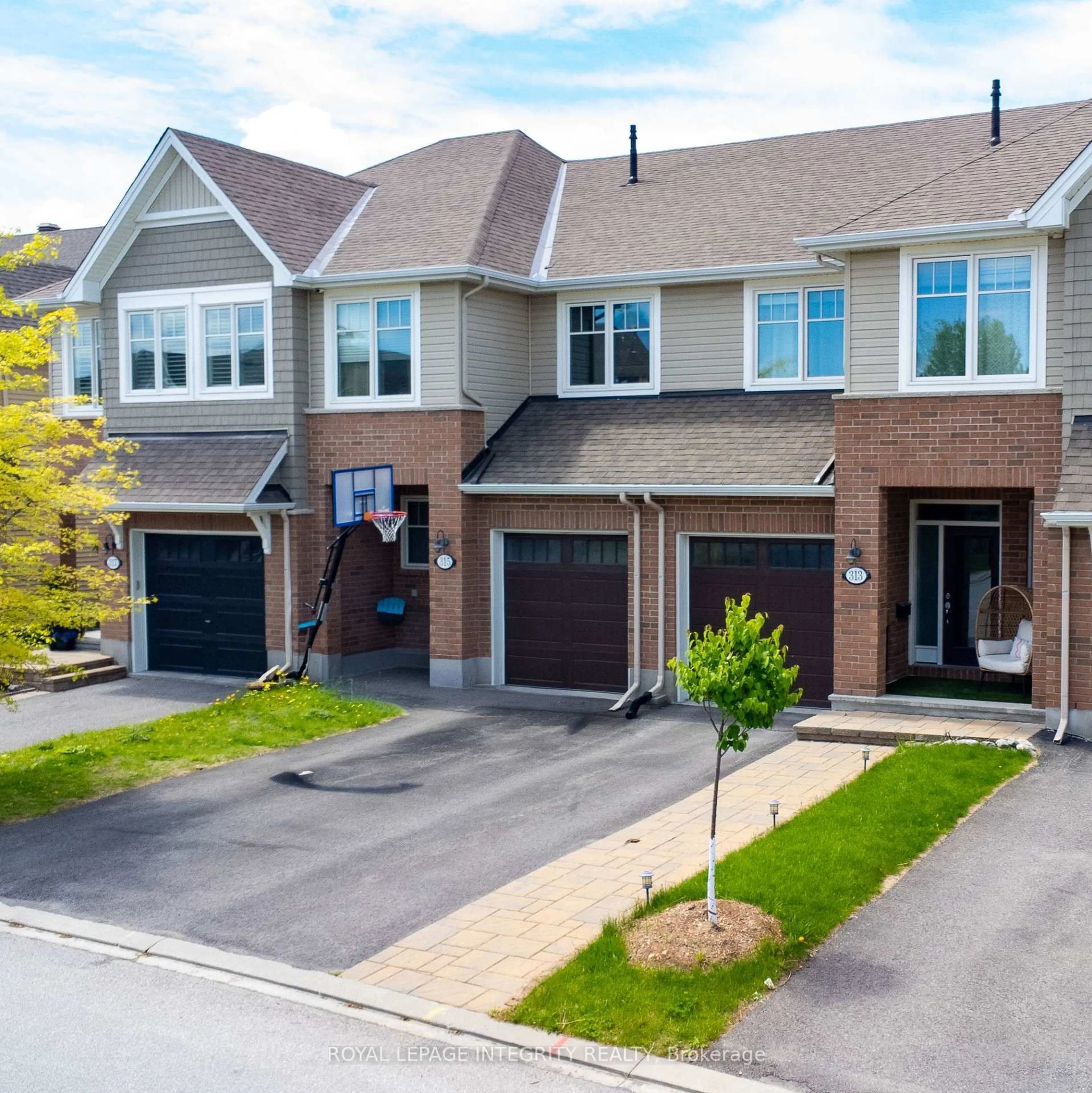 A pic from outside/outdoor area/front of a property/back of a property/a pic from drone, street for 313 Warmstone Dr, Stittsville Ontario K2S 0N9