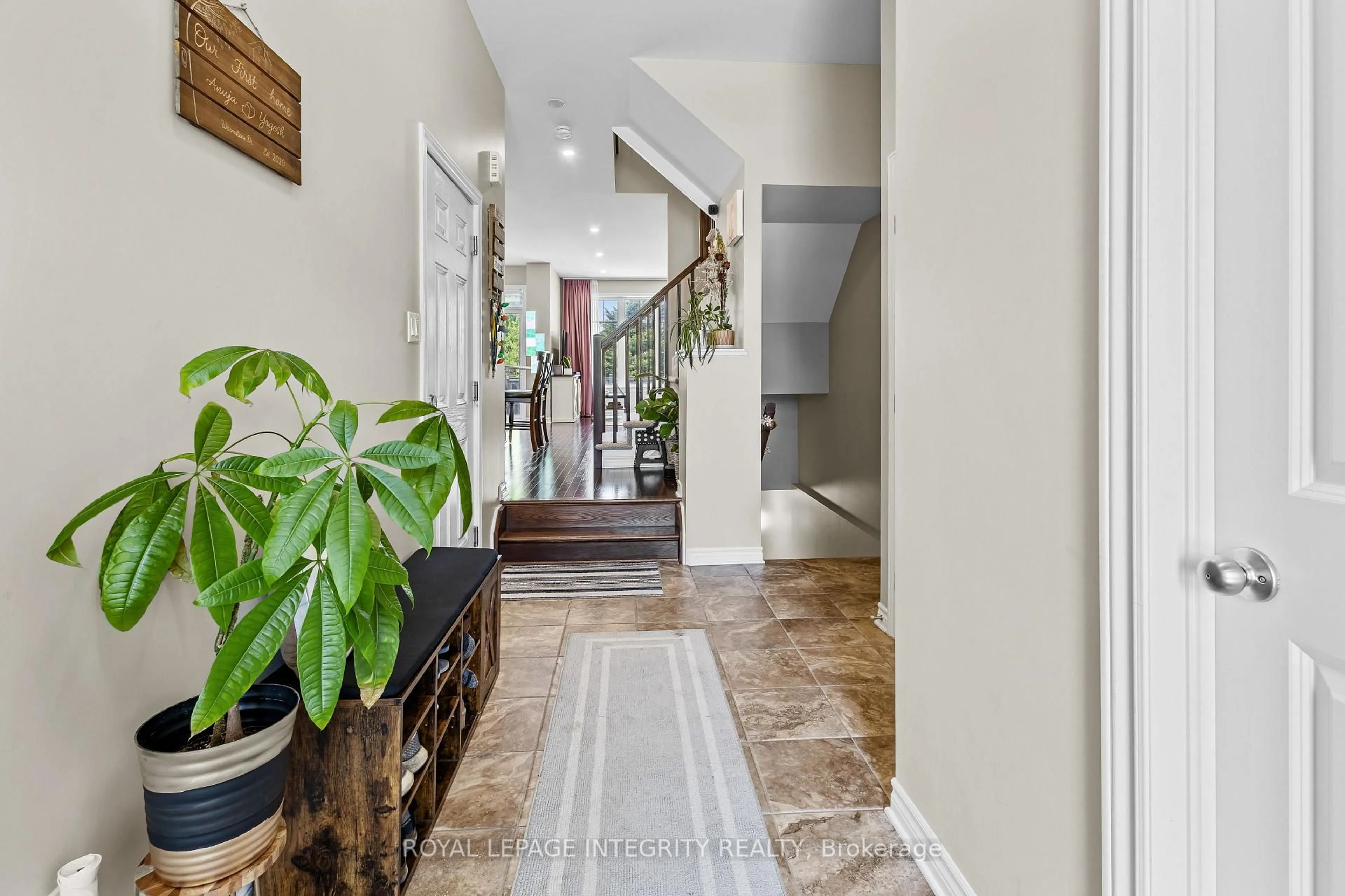 Indoor entryway for 313 Warmstone Dr, Stittsville Ontario K2S 0N9
