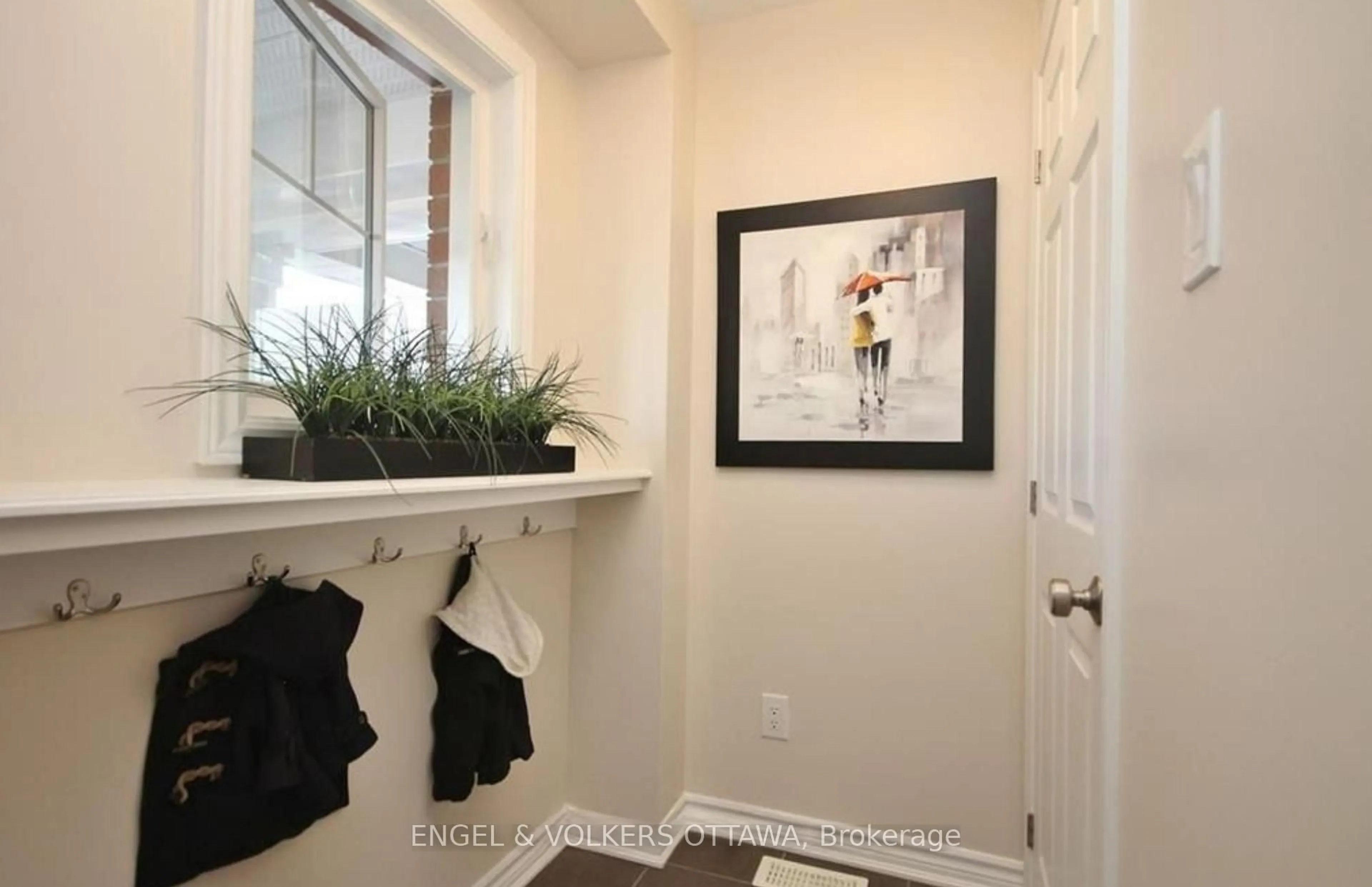 Indoor entryway for 308 Song Sparrow St, Ottawa Ontario K2J 5W5