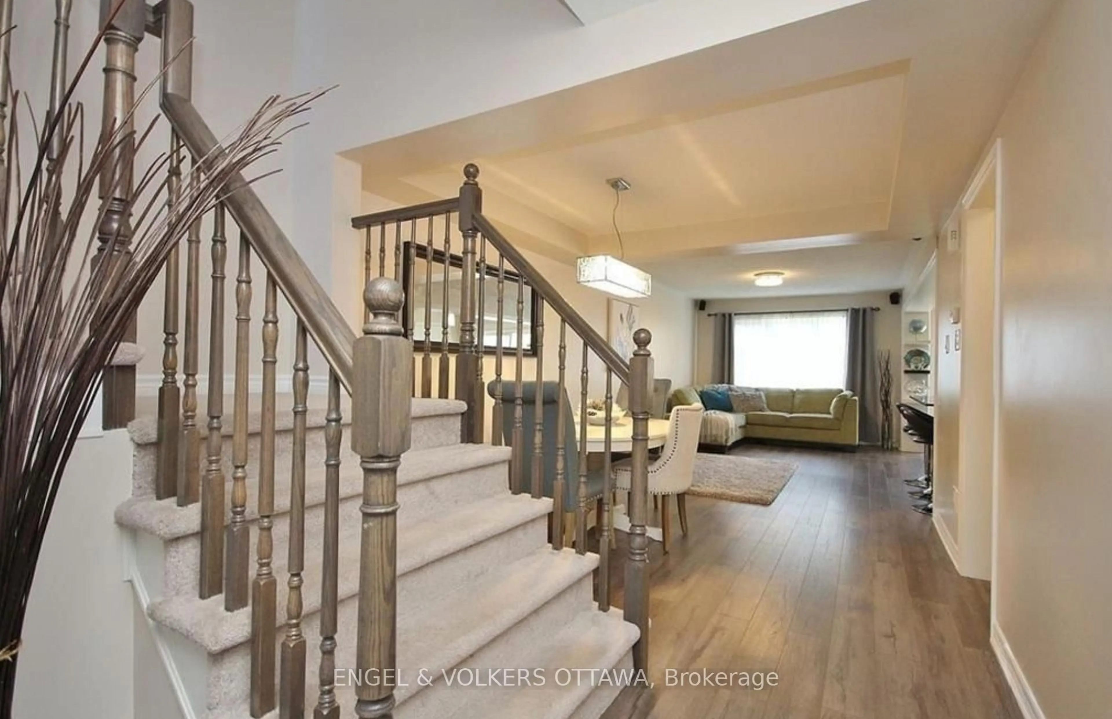 Indoor foyer for 308 Song Sparrow St, Ottawa Ontario K2J 5W5