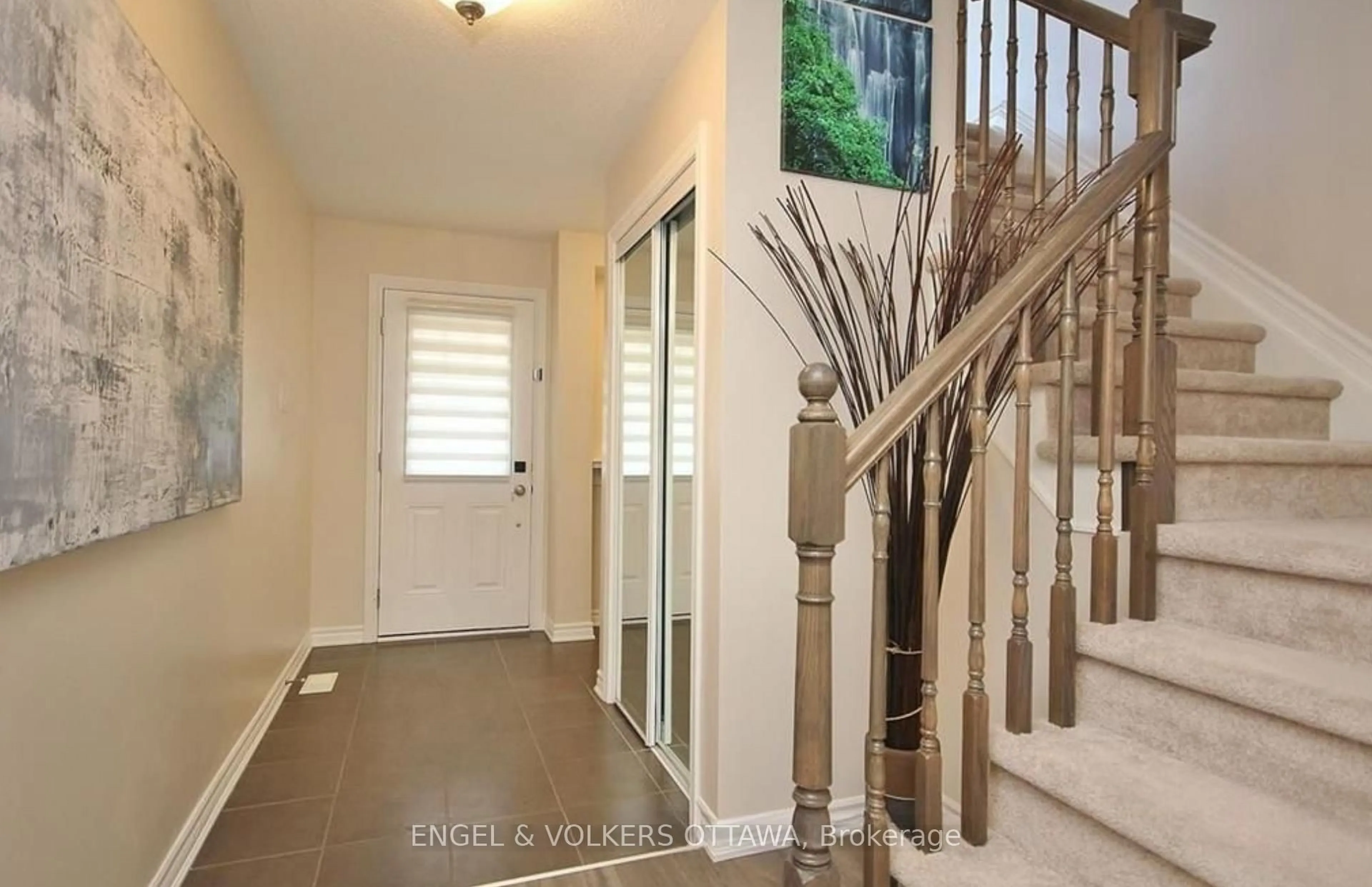 Indoor entryway for 308 Song Sparrow St, Ottawa Ontario K2J 5W5