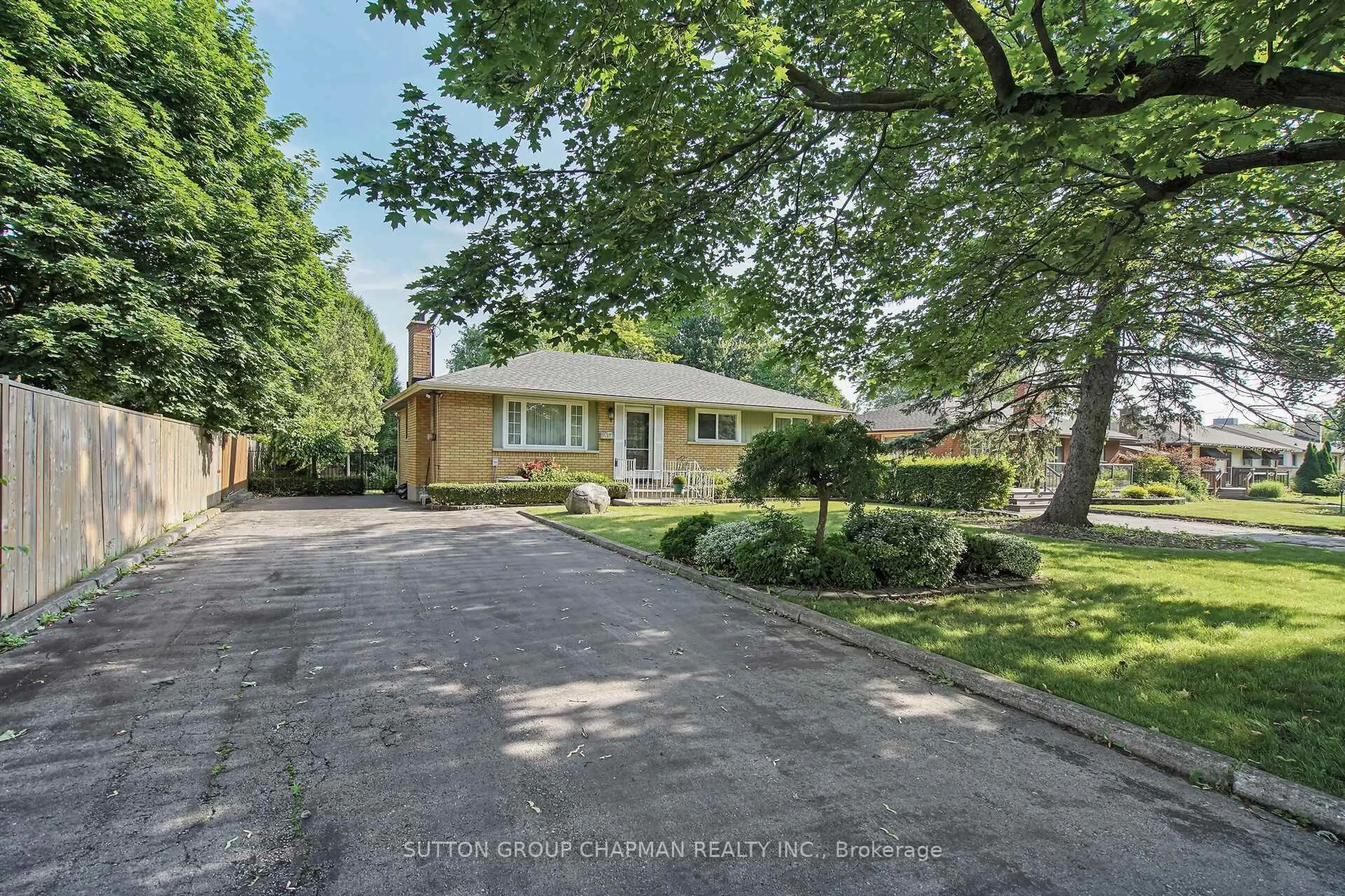 A pic from outside/outdoor area/front of a property/back of a property/a pic from drone, street for 204 Gladman Ave, London South Ontario N6J 1X5