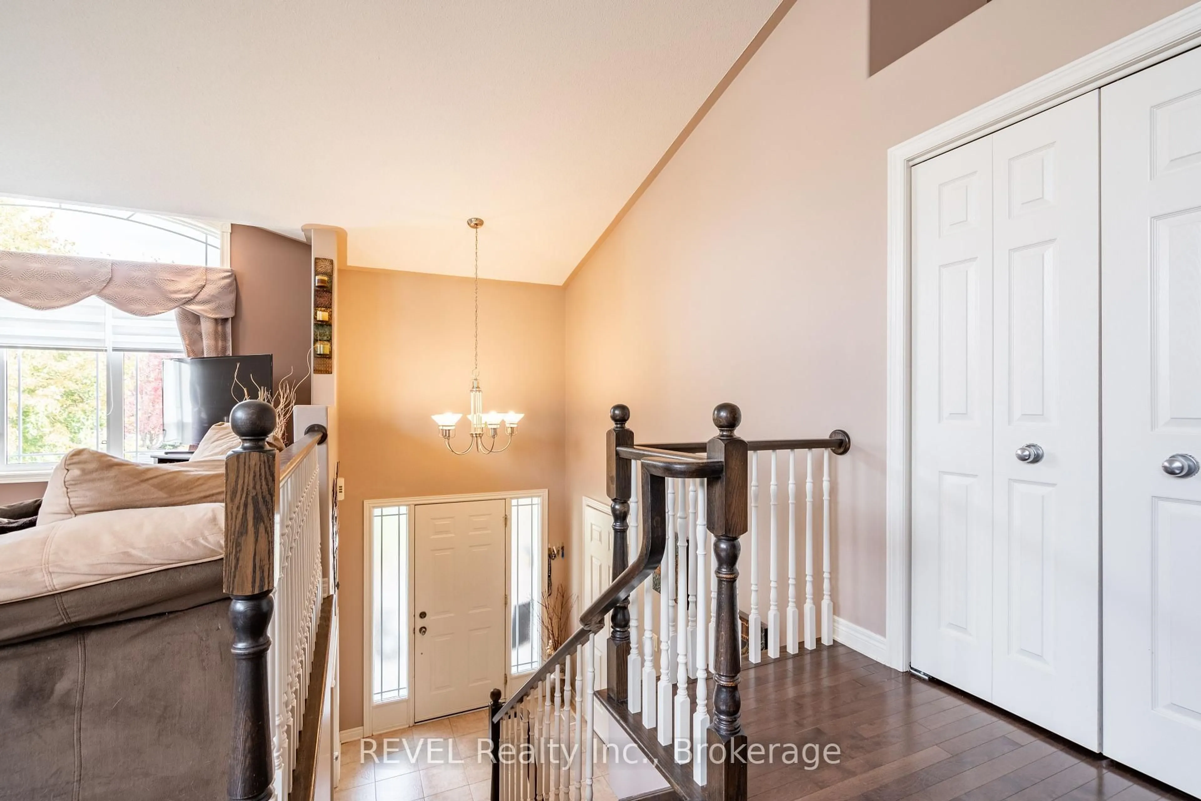 Indoor entryway for 8503 Greenfield Cres, Niagara Falls Ontario L2H 3J8