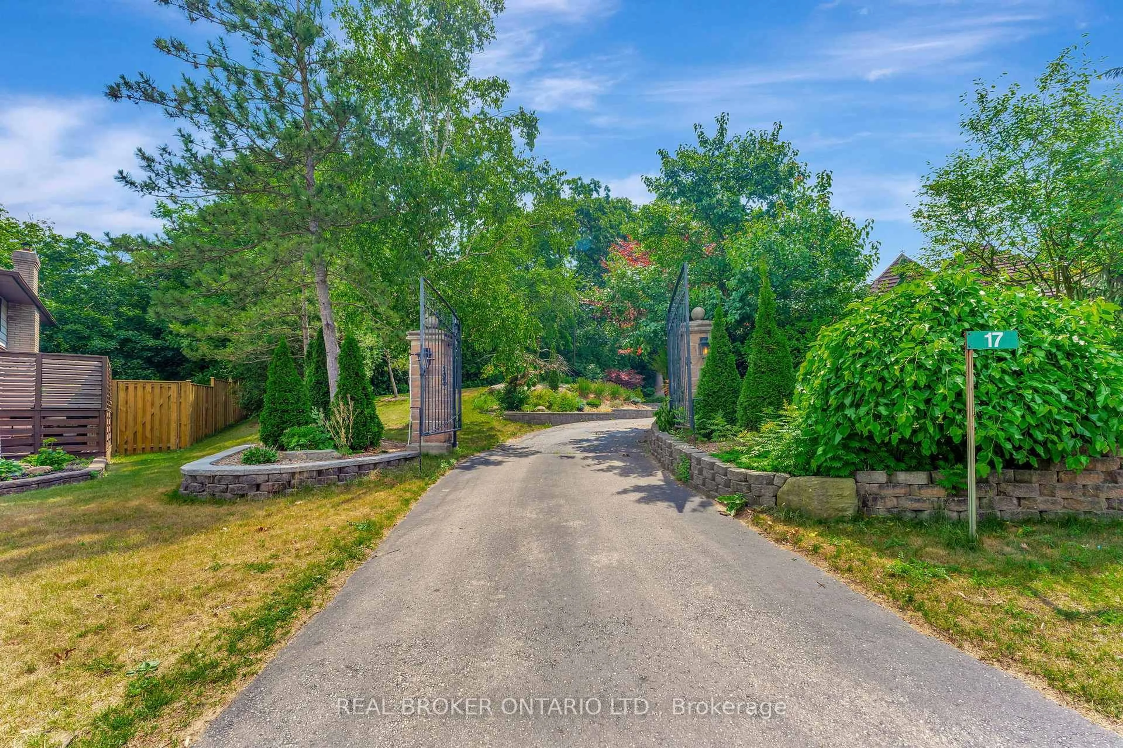 A pic from outside/outdoor area/front of a property/back of a property/a pic from drone, street for 17 Lee Arn Crt, Norfolk Ontario N4B 2W4