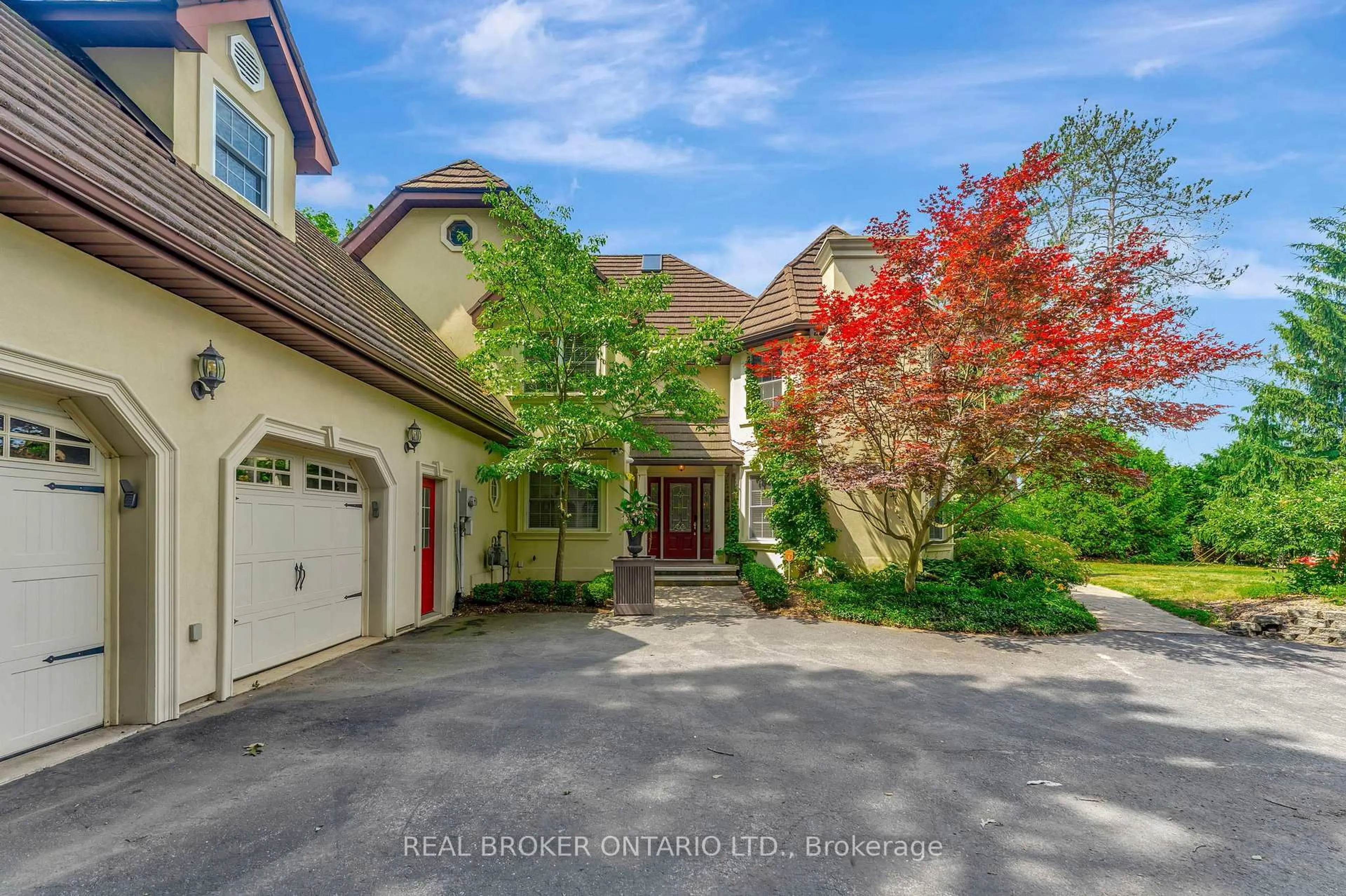 A pic from outside/outdoor area/front of a property/back of a property/a pic from drone, street for 17 Lee Arn Crt, Norfolk Ontario N4B 2W4