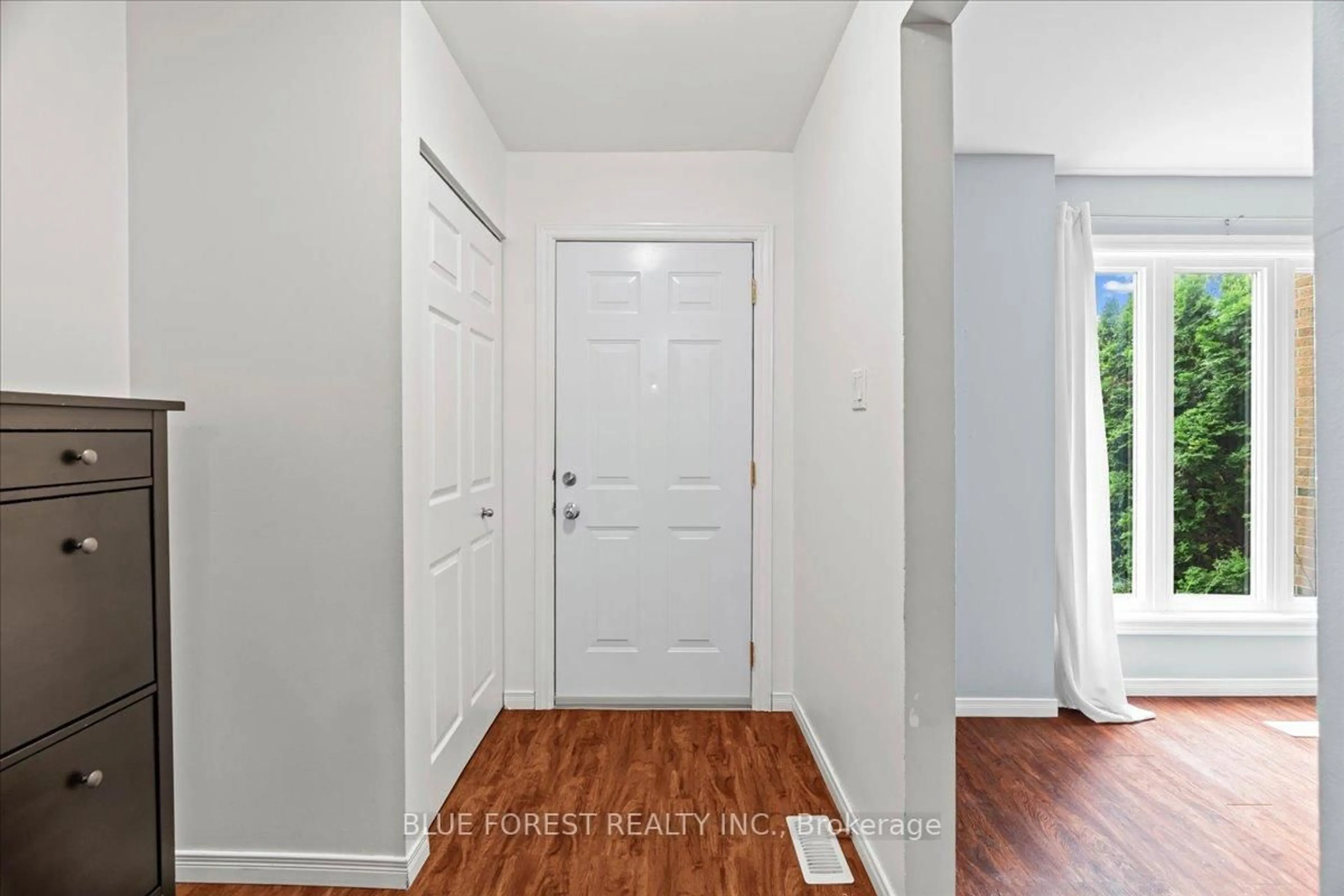 Indoor entryway for 1328 Commissioners Rd #2, London South Ontario N6K 2Y6