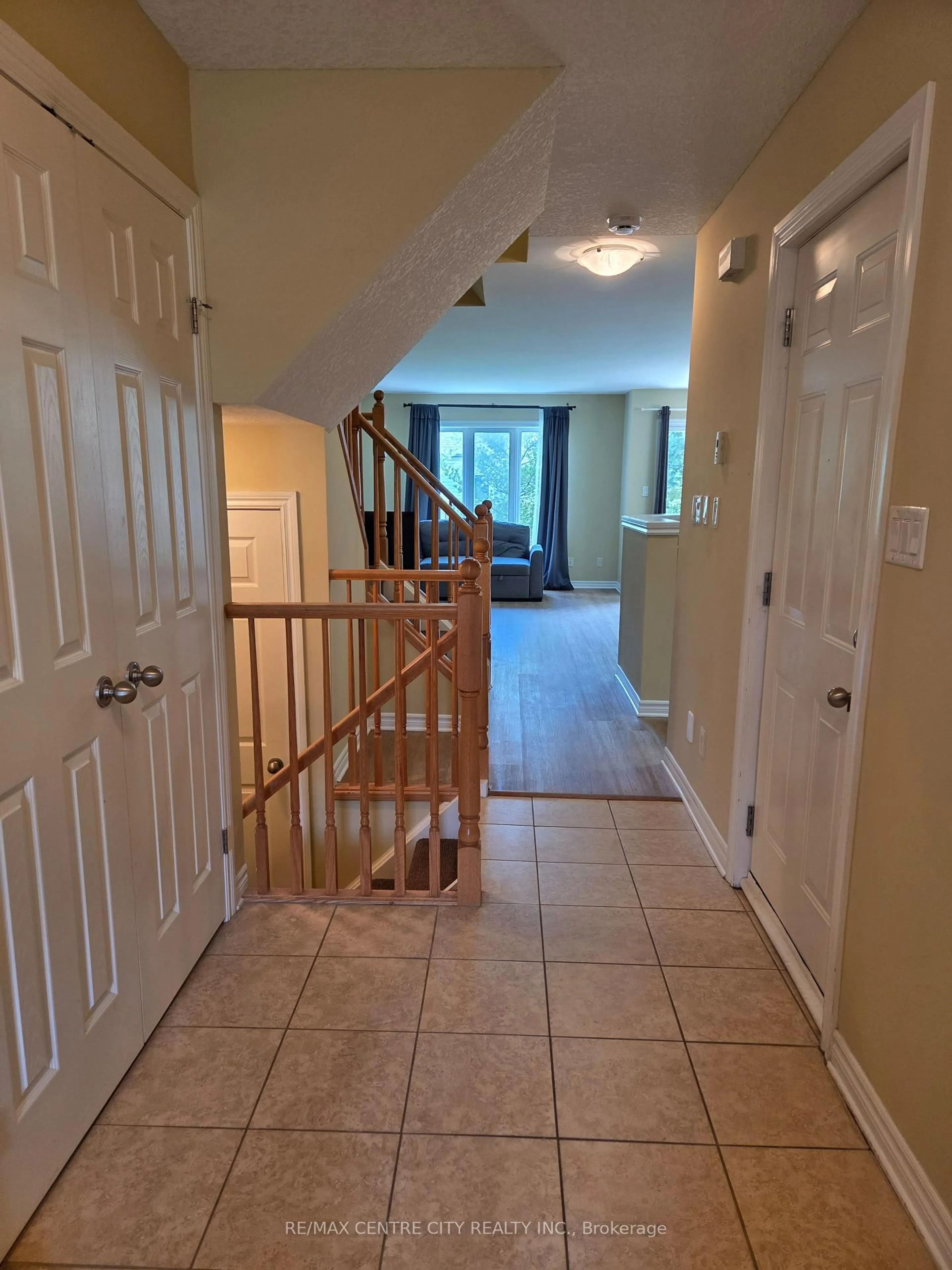 Indoor foyer for 508 Sunnystone Rd #16, London North Ontario N5X 4R5