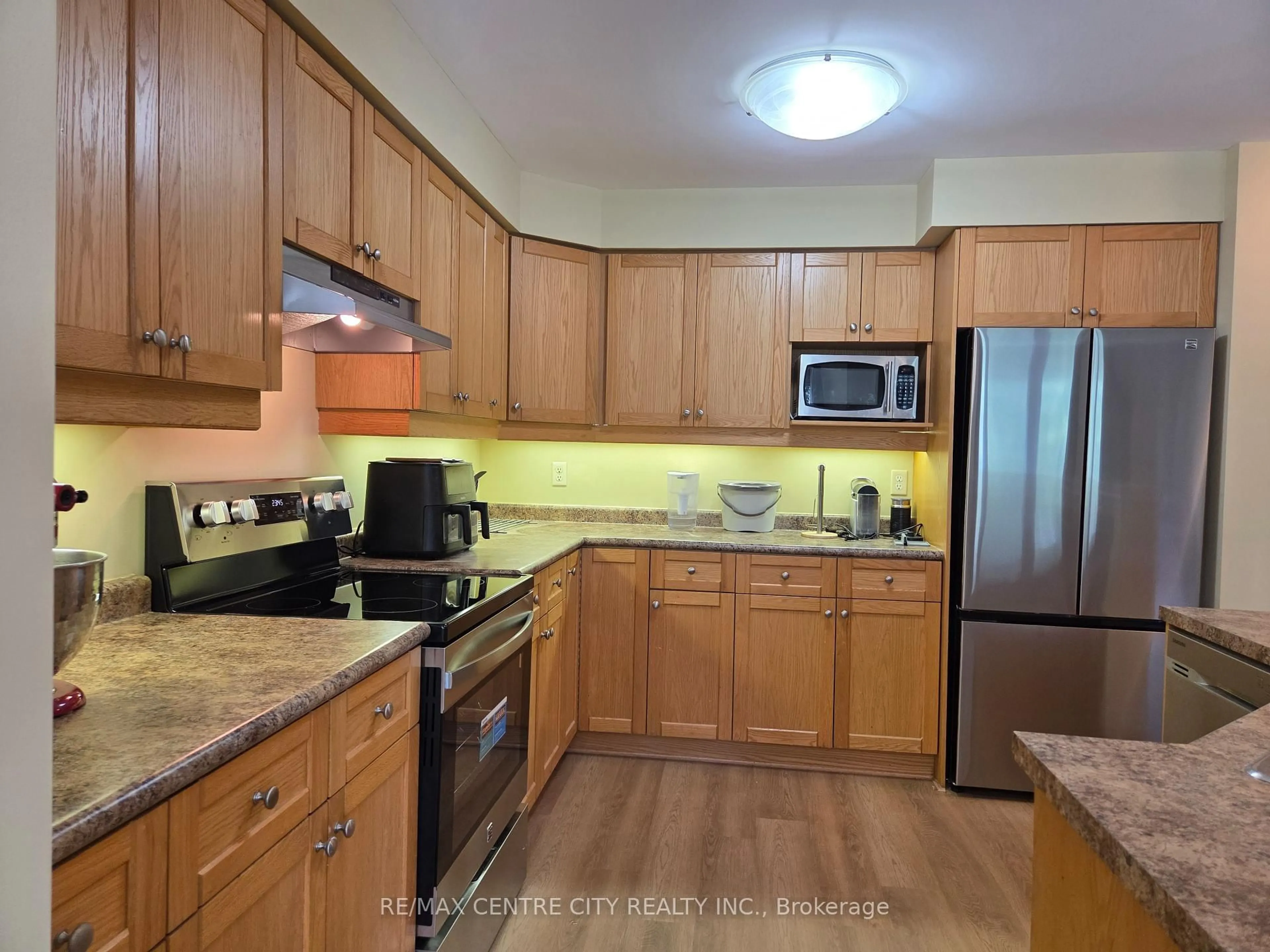 Standard kitchen, unknown for 508 Sunnystone Rd #16, London North Ontario N5X 4R5