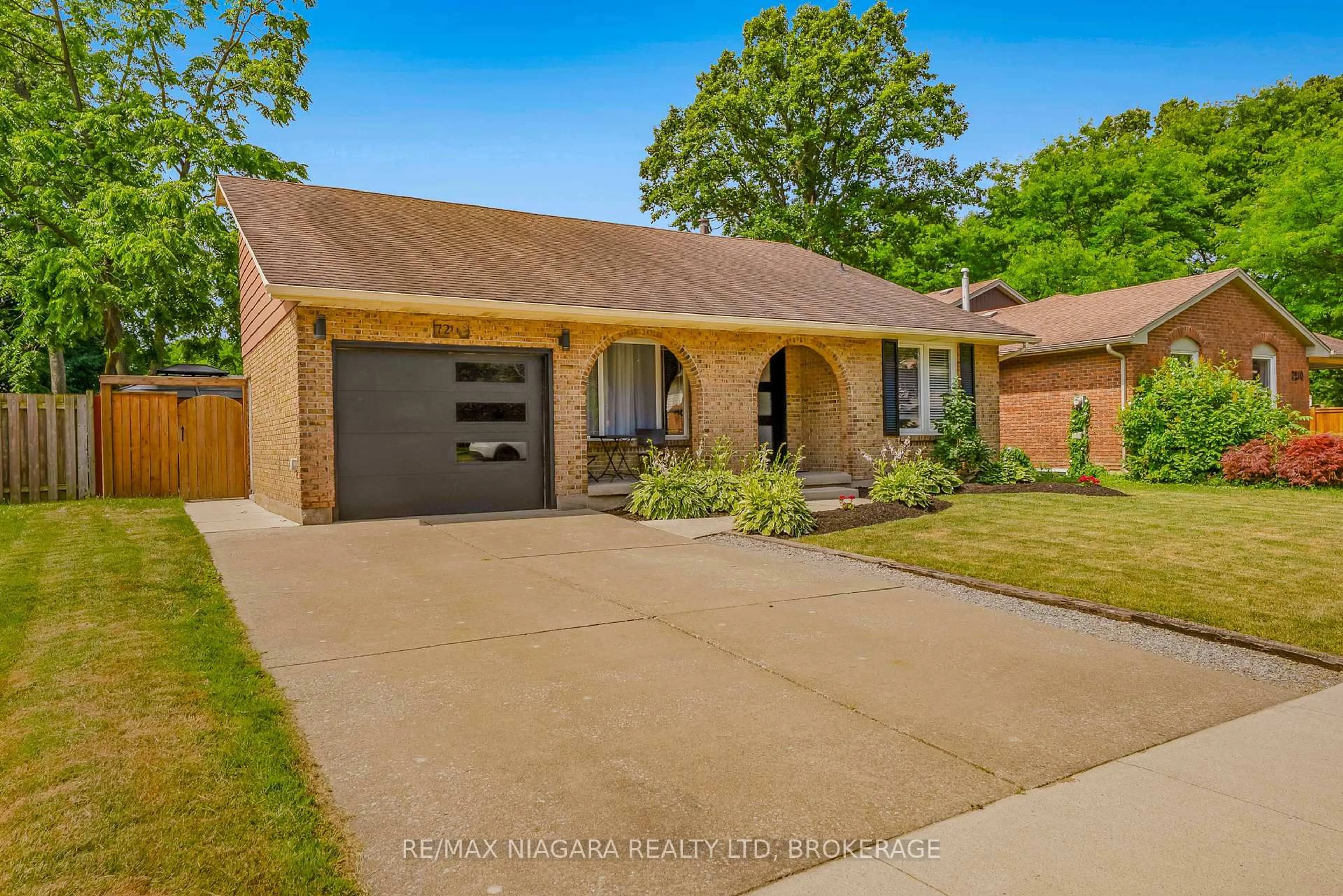 Home with brick exterior material, street for 7200 Woodgate St, Niagara Falls Ontario L2J 4A6