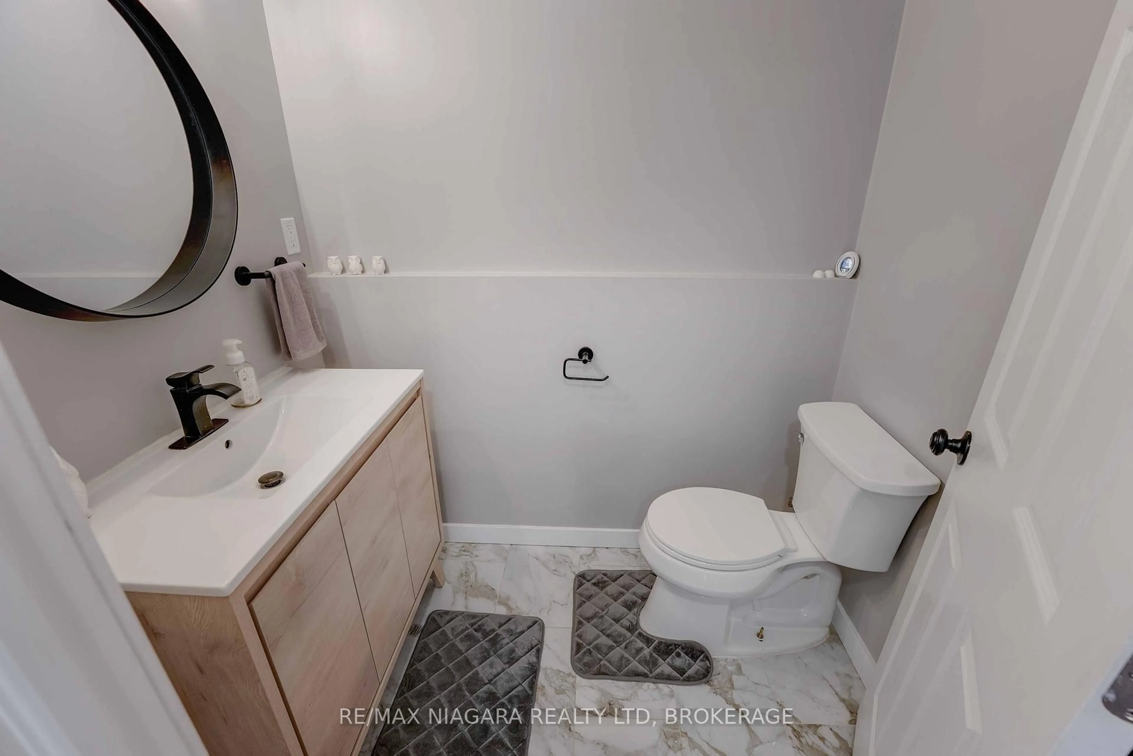 Standard bathroom, ceramic/tile floor for 7200 Woodgate St, Niagara Falls Ontario L2J 4A6