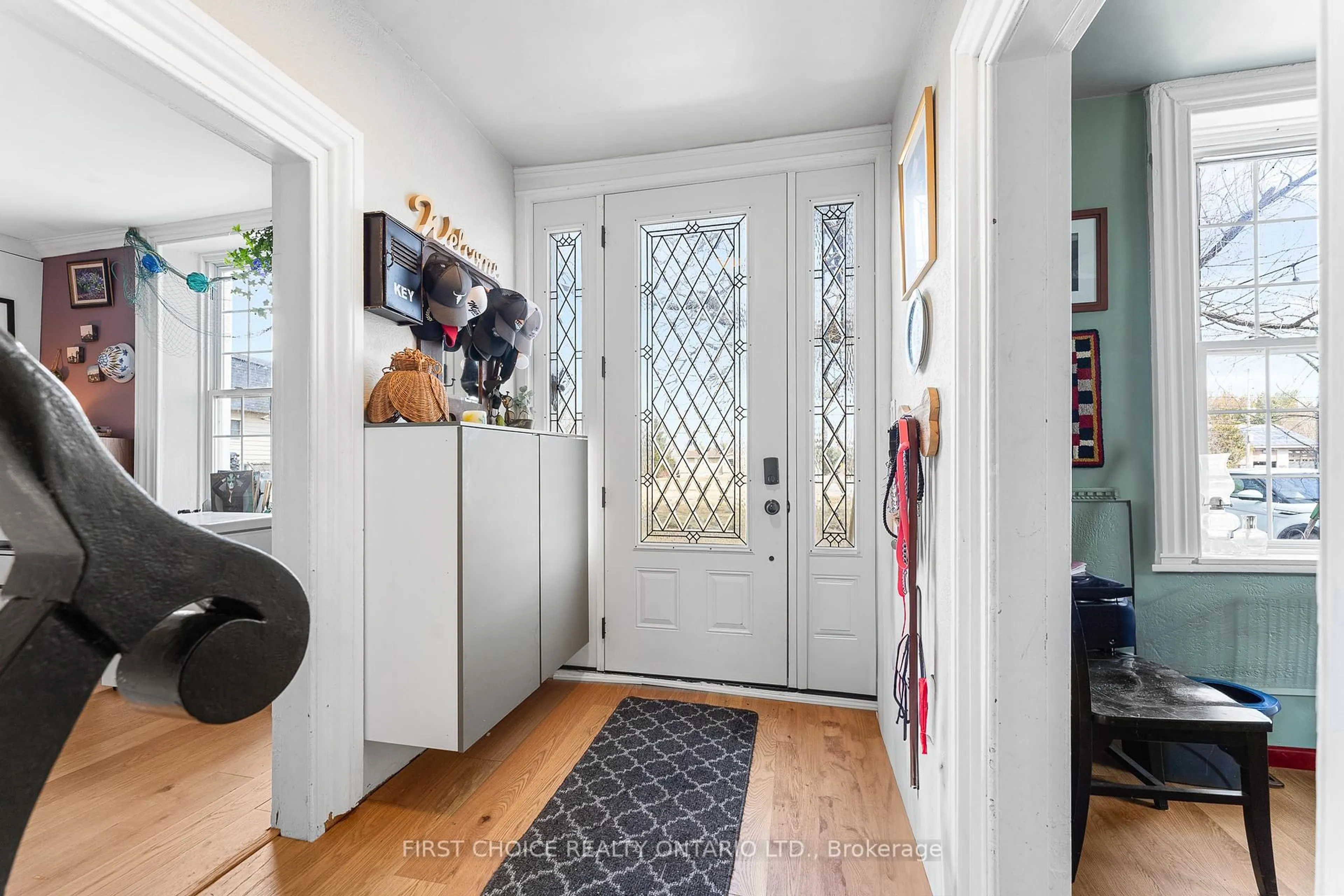 Indoor entryway for 8 Campbell Reid Crt, Ottawa Ontario K2K 1X7