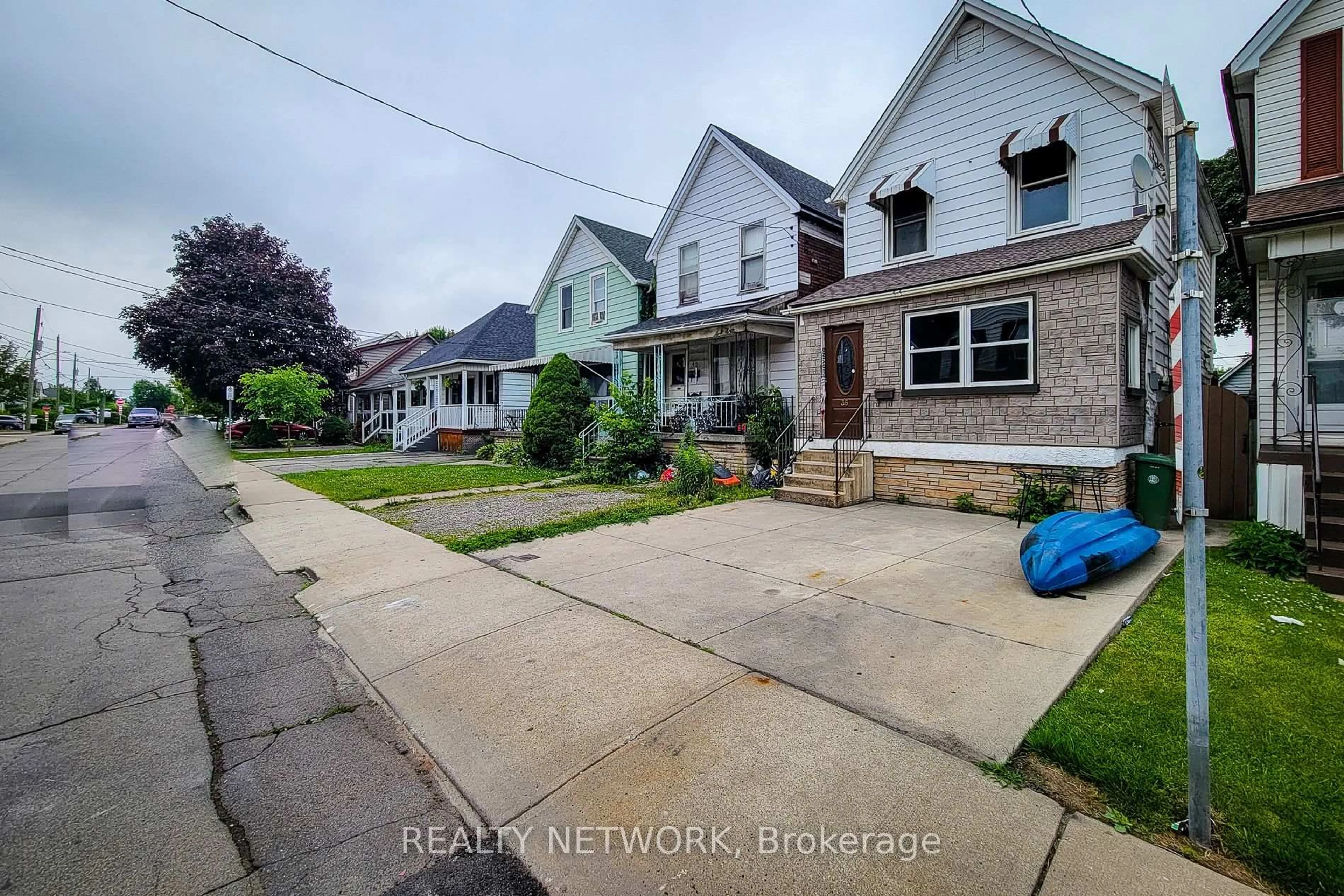 A pic from outside/outdoor area/front of a property/back of a property/a pic from drone, street for 38 Glendale Ave, Hamilton Ontario L8L 7J3