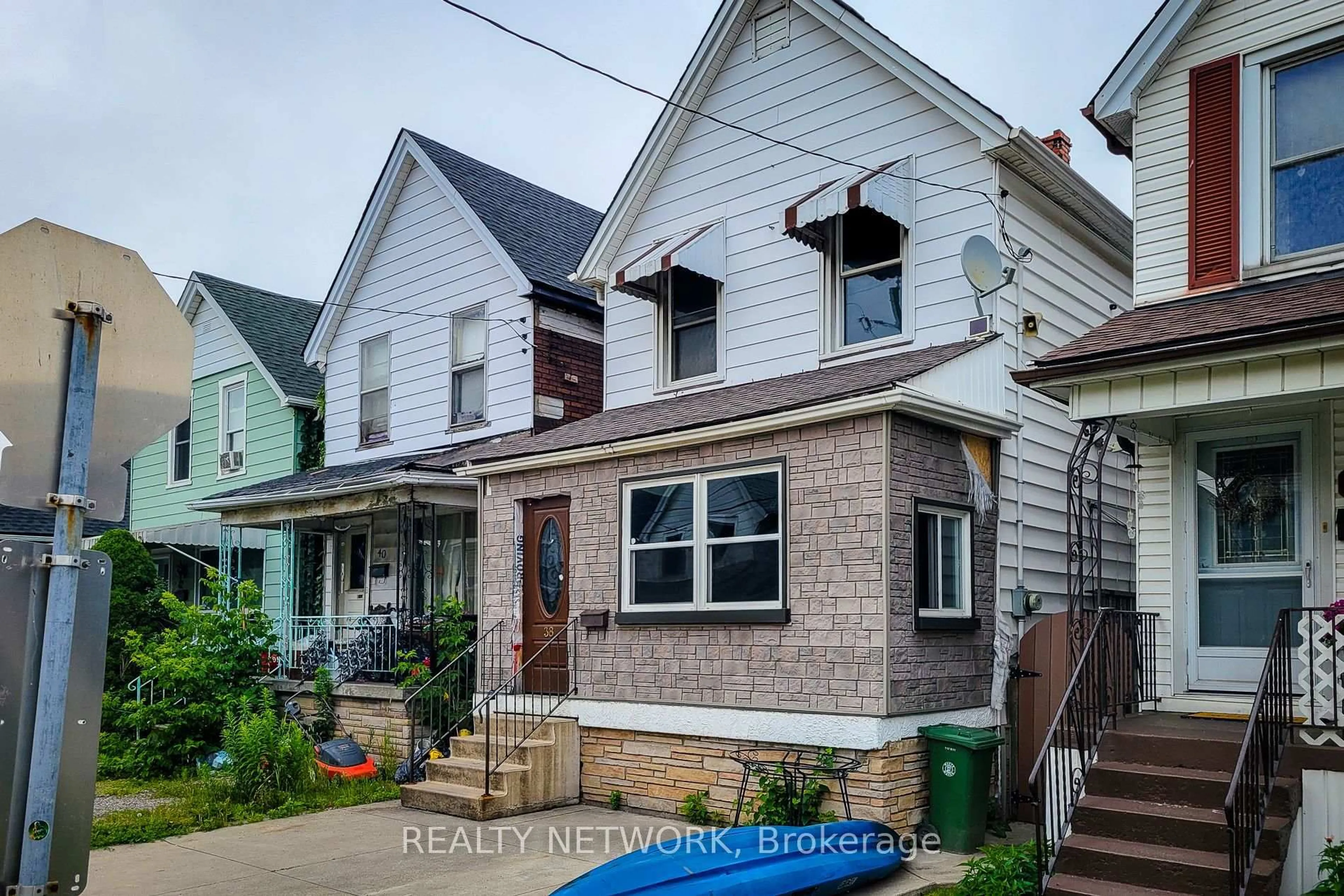 Home with brick exterior material, street for 38 Glendale Ave, Hamilton Ontario L8L 7J3