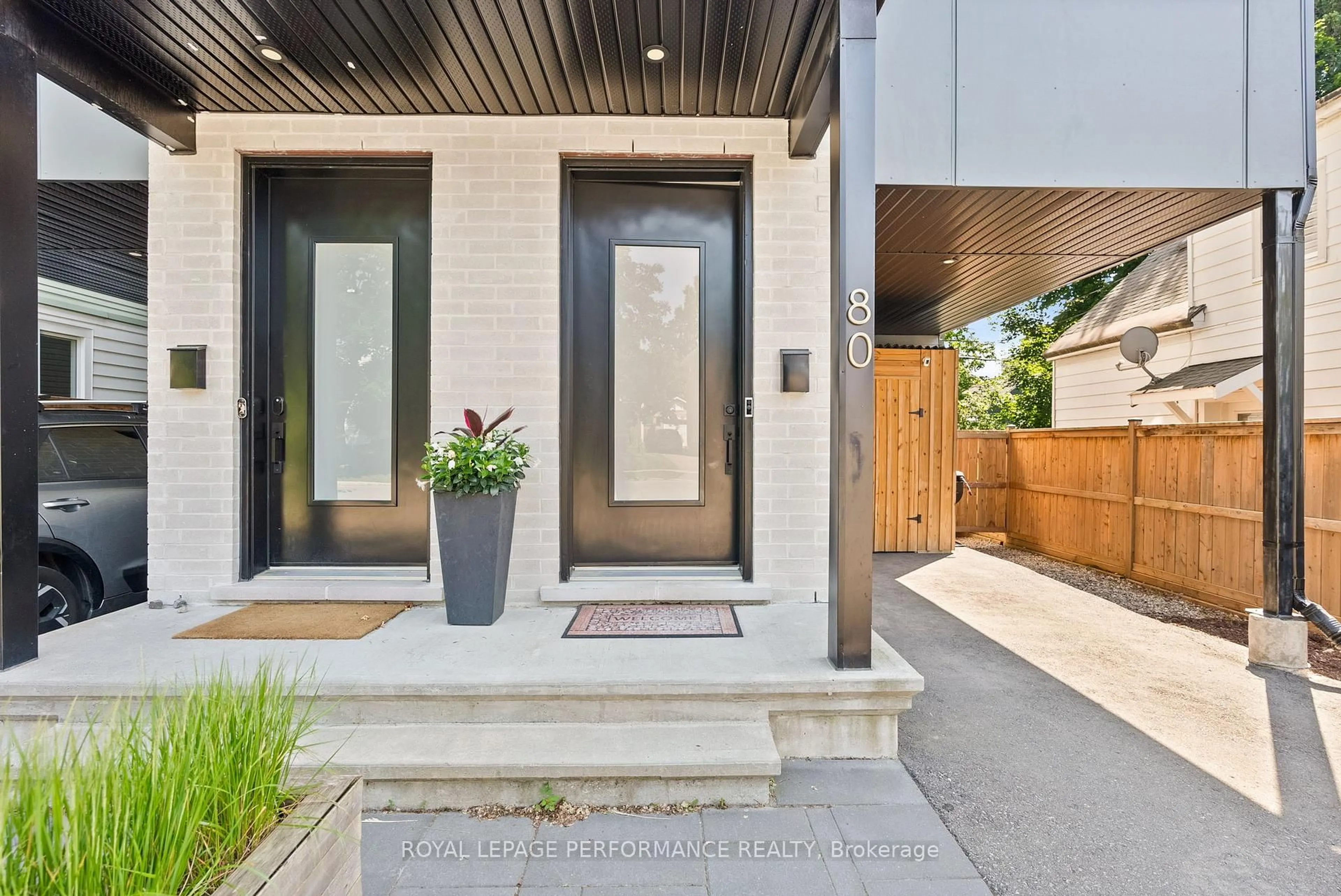 Indoor entryway for 80 Dagmar Ave, Ottawa Ontario K1L 5T4