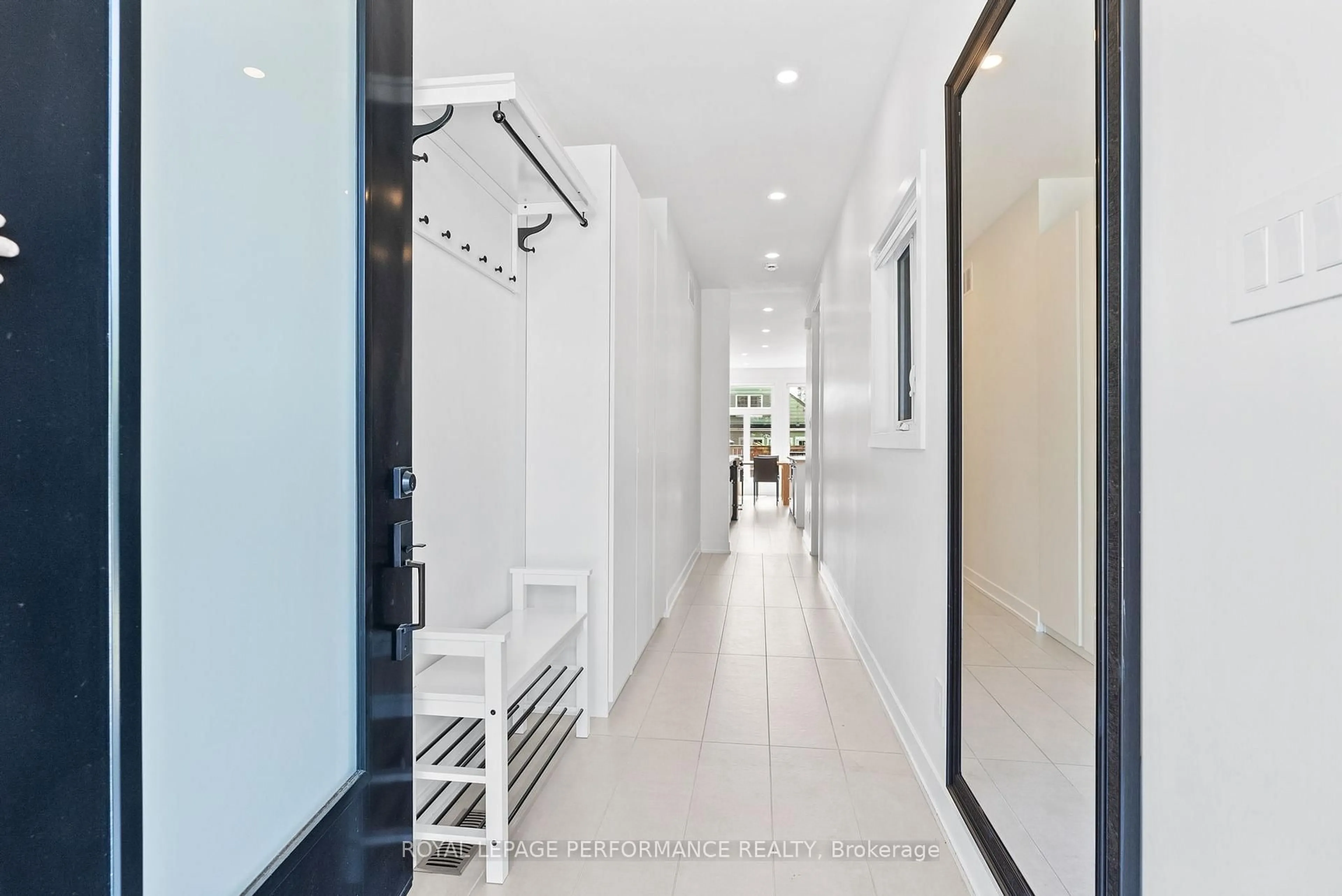 Indoor foyer for 80 Dagmar Ave, Ottawa Ontario K1L 5T4