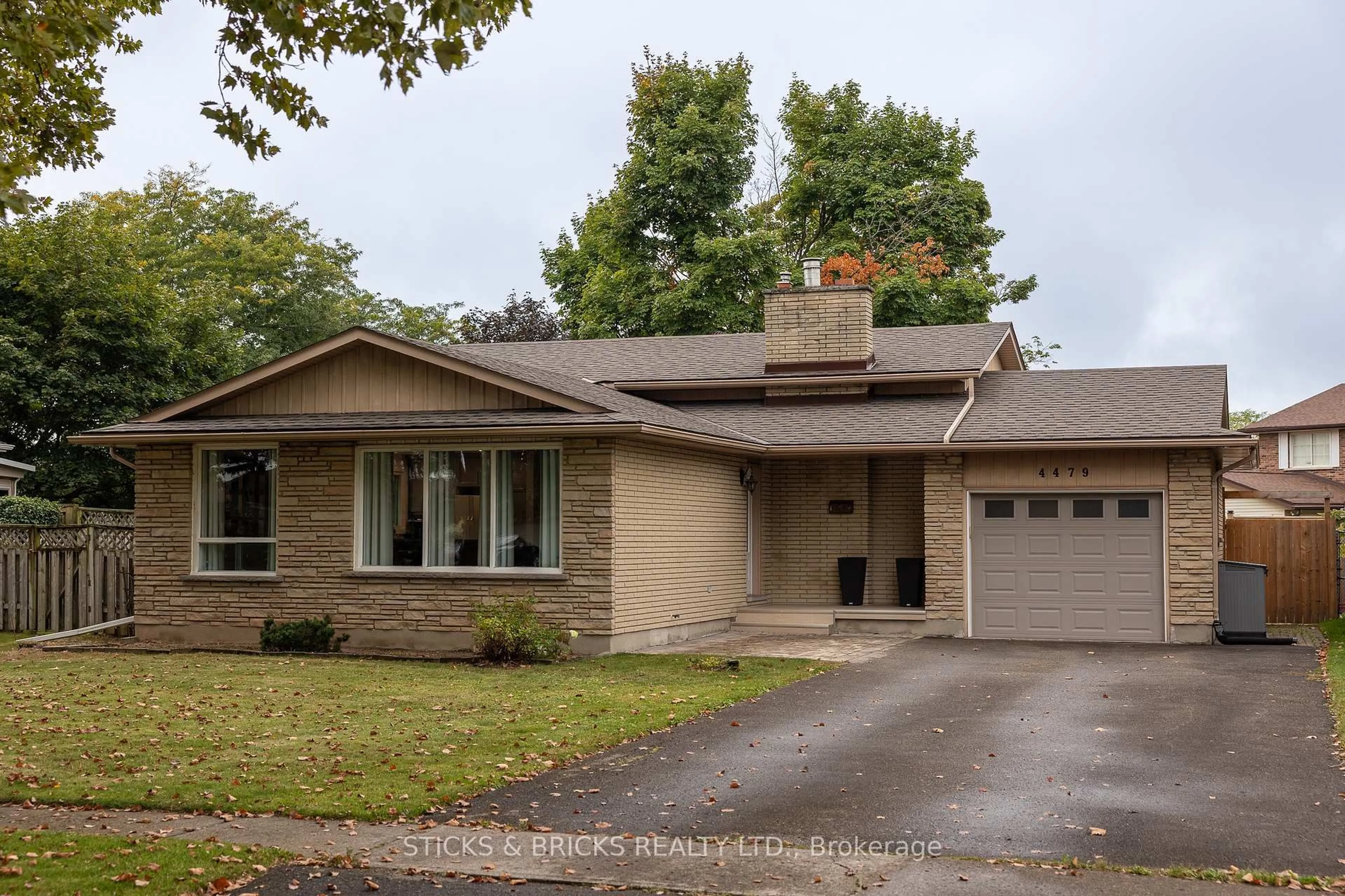 Home with brick exterior material, street for 4479 Mitchell Ave, Niagara Falls Ontario L2E 6R6