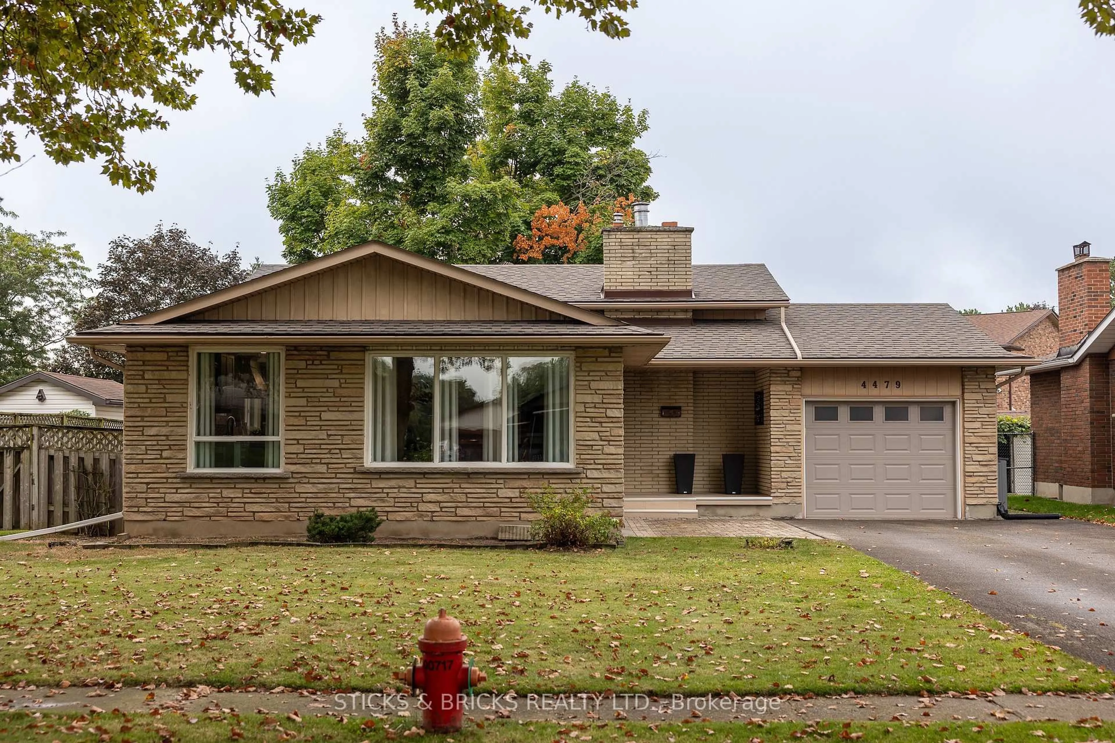 Home with brick exterior material, street for 4479 Mitchell Ave, Niagara Falls Ontario L2E 6R6