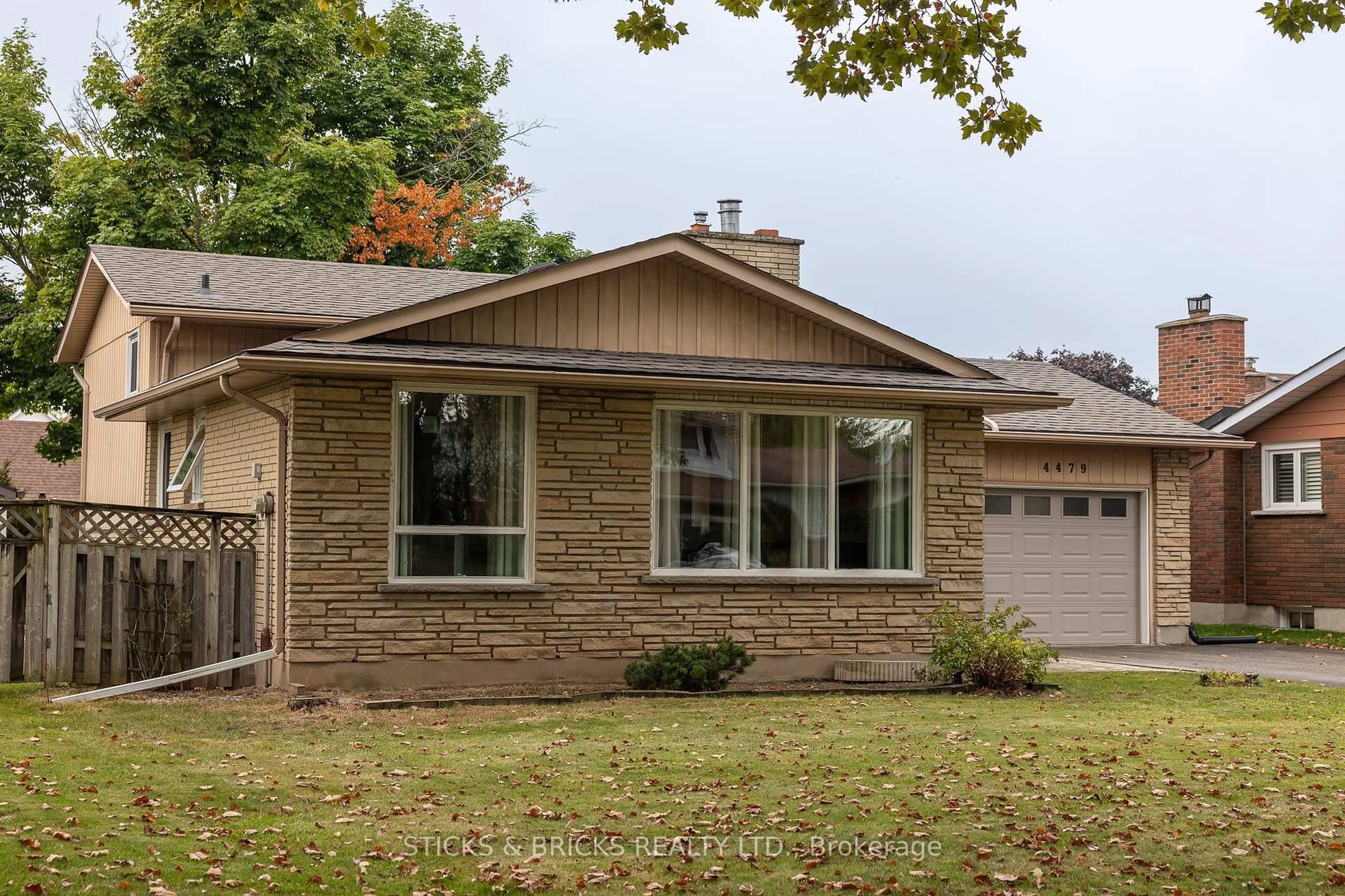 Home with vinyl exterior material, street for 4479 Mitchell Ave, Niagara Falls Ontario L2E 6R6