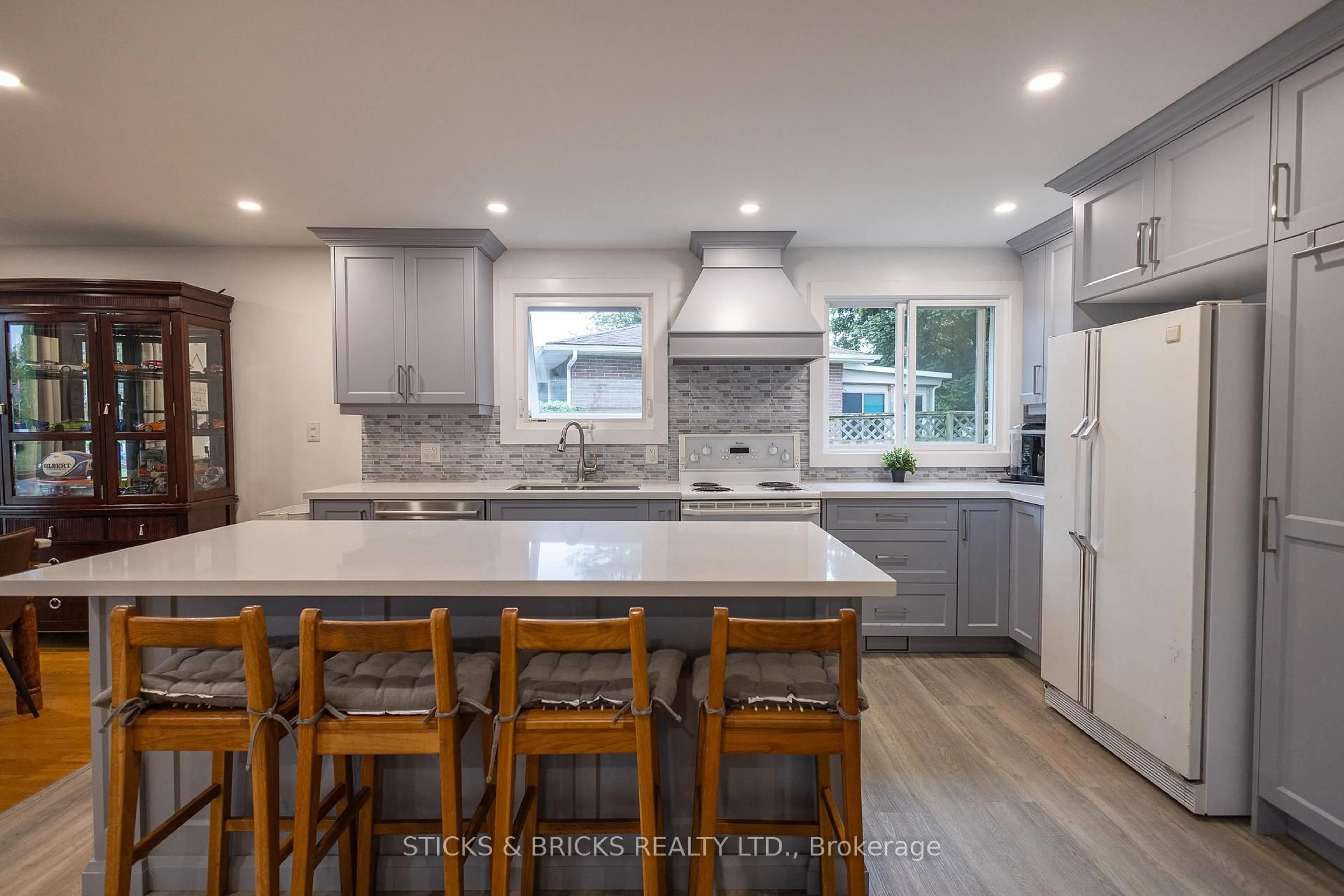 Open concept kitchen, unknown for 4479 Mitchell Ave, Niagara Falls Ontario L2E 6R6