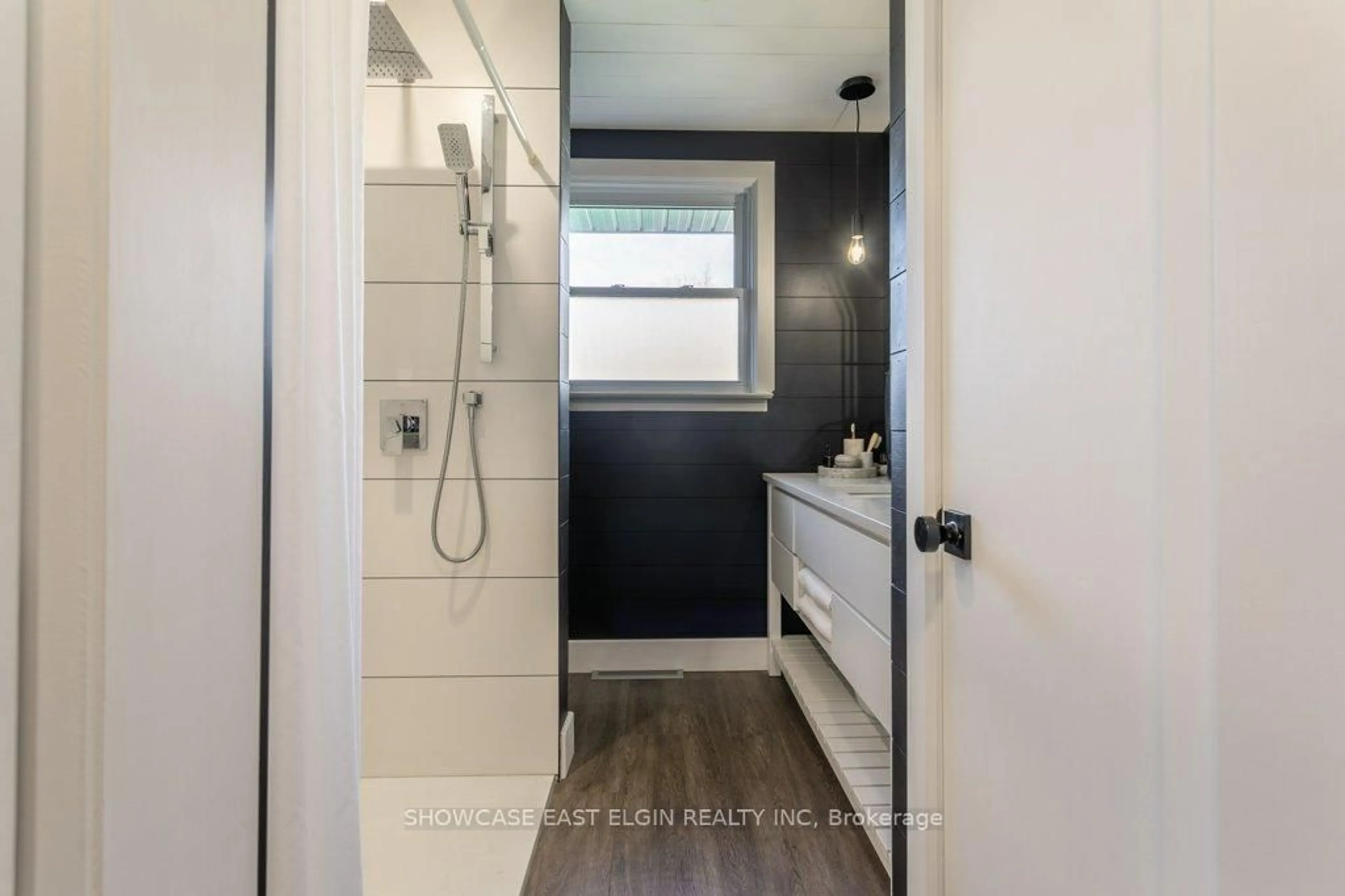 Contemporary bathroom, ceramic/tile floor for 26 Lawrence Cres, Aylmer Ontario N5H 1B5