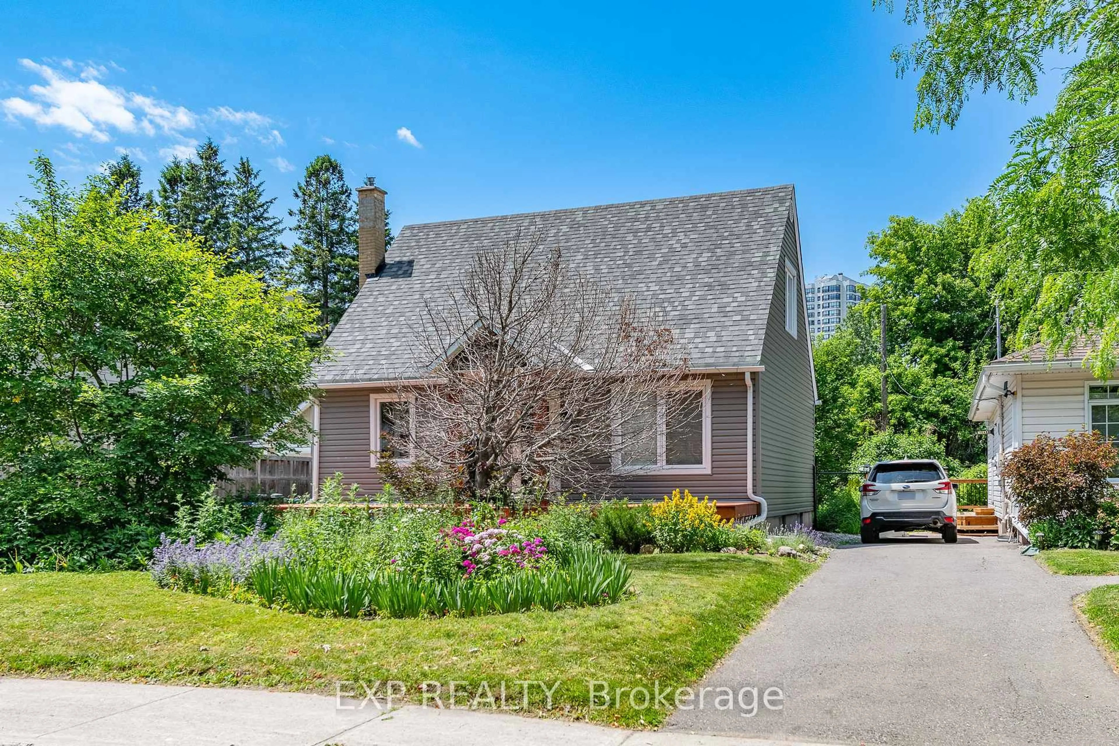 A pic from outside/outdoor area/front of a property/back of a property/a pic from drone, street for 1552 Caledon St, Ottawa Ontario K1G 0H9