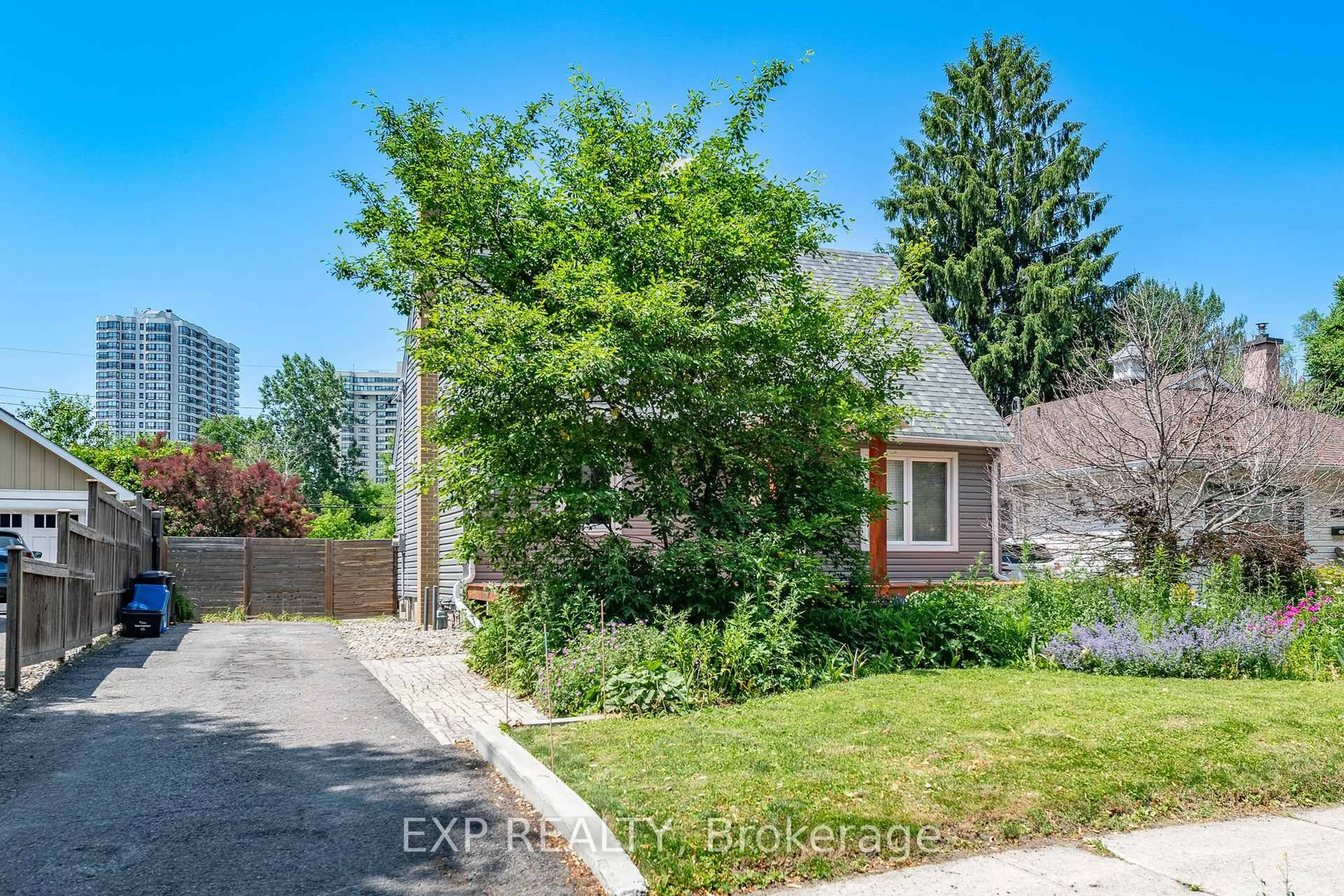 A pic from outside/outdoor area/front of a property/back of a property/a pic from drone, street for 1552 Caledon St, Ottawa Ontario K1G 0H9