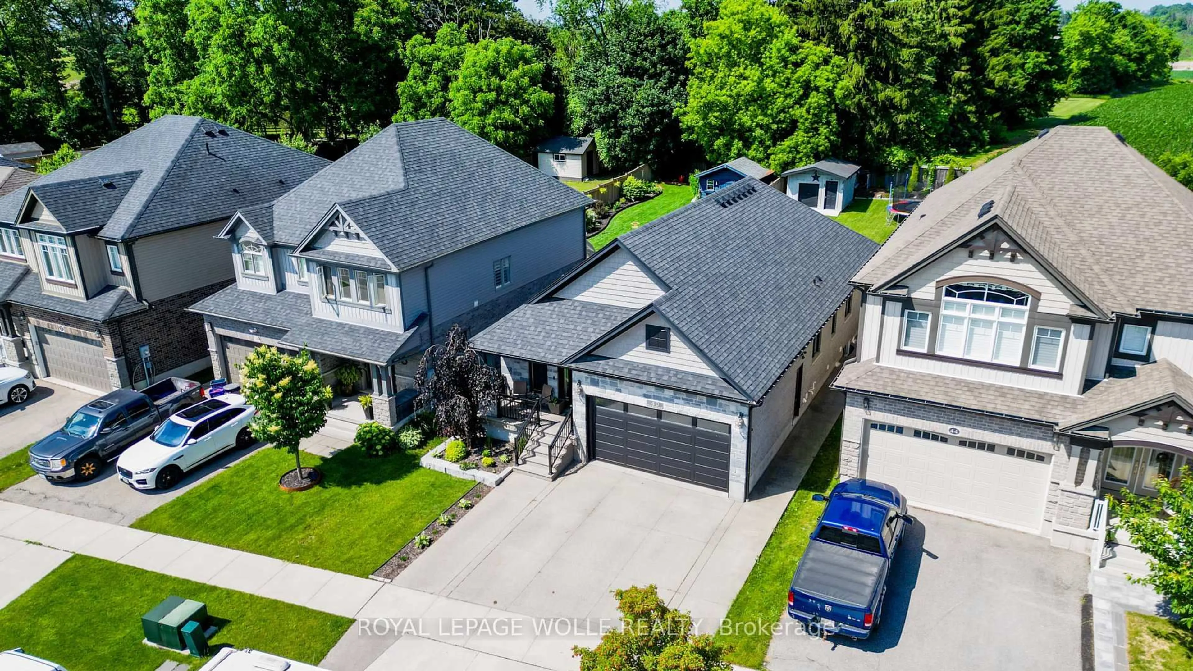 A pic from outside/outdoor area/front of a property/back of a property/a pic from drone, street for 40 Fraserwood Crt, Cambridge Ontario N1S 5B6