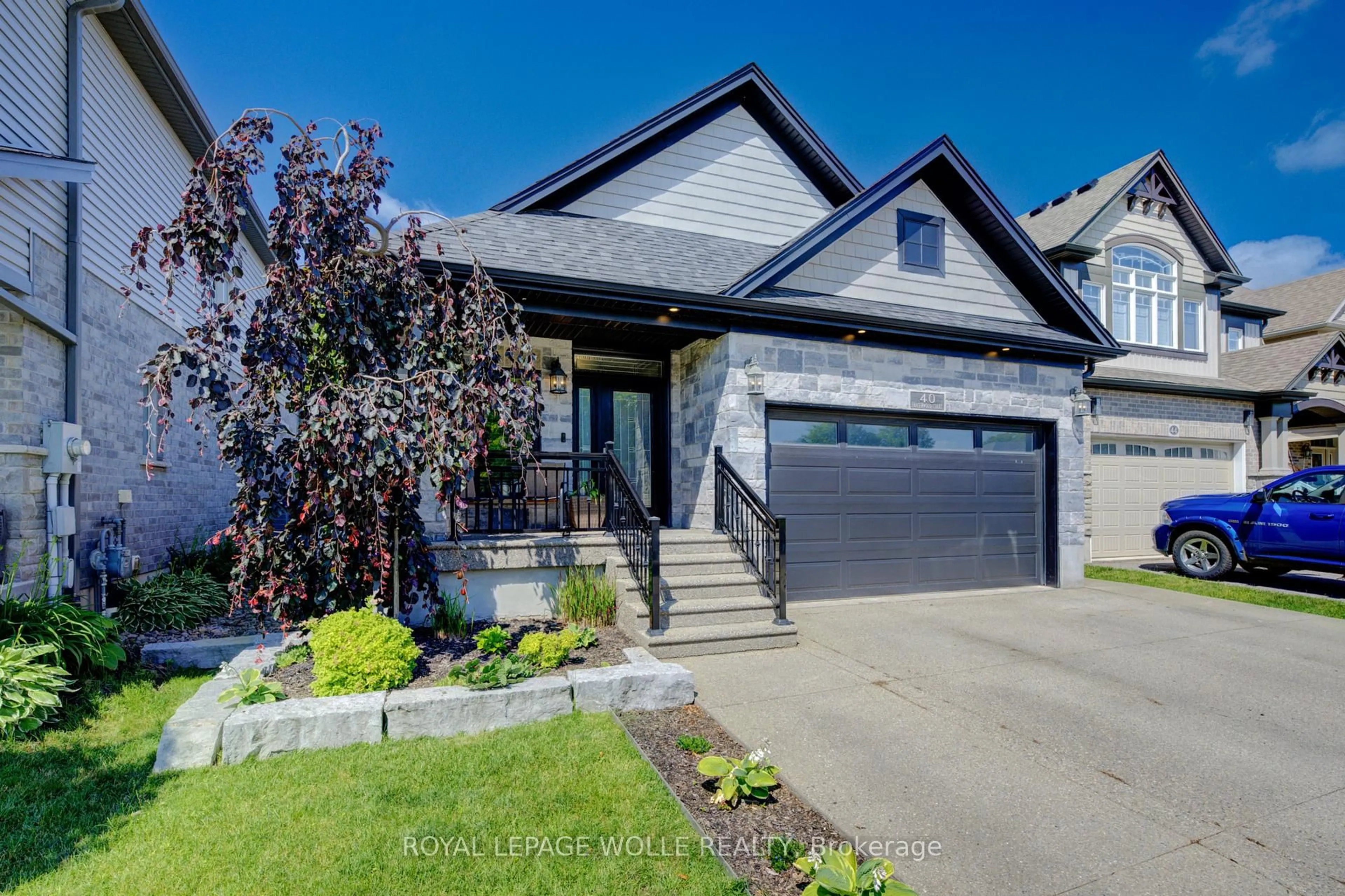 Home with vinyl exterior material, street for 40 Fraserwood Crt, Cambridge Ontario N1S 5B6