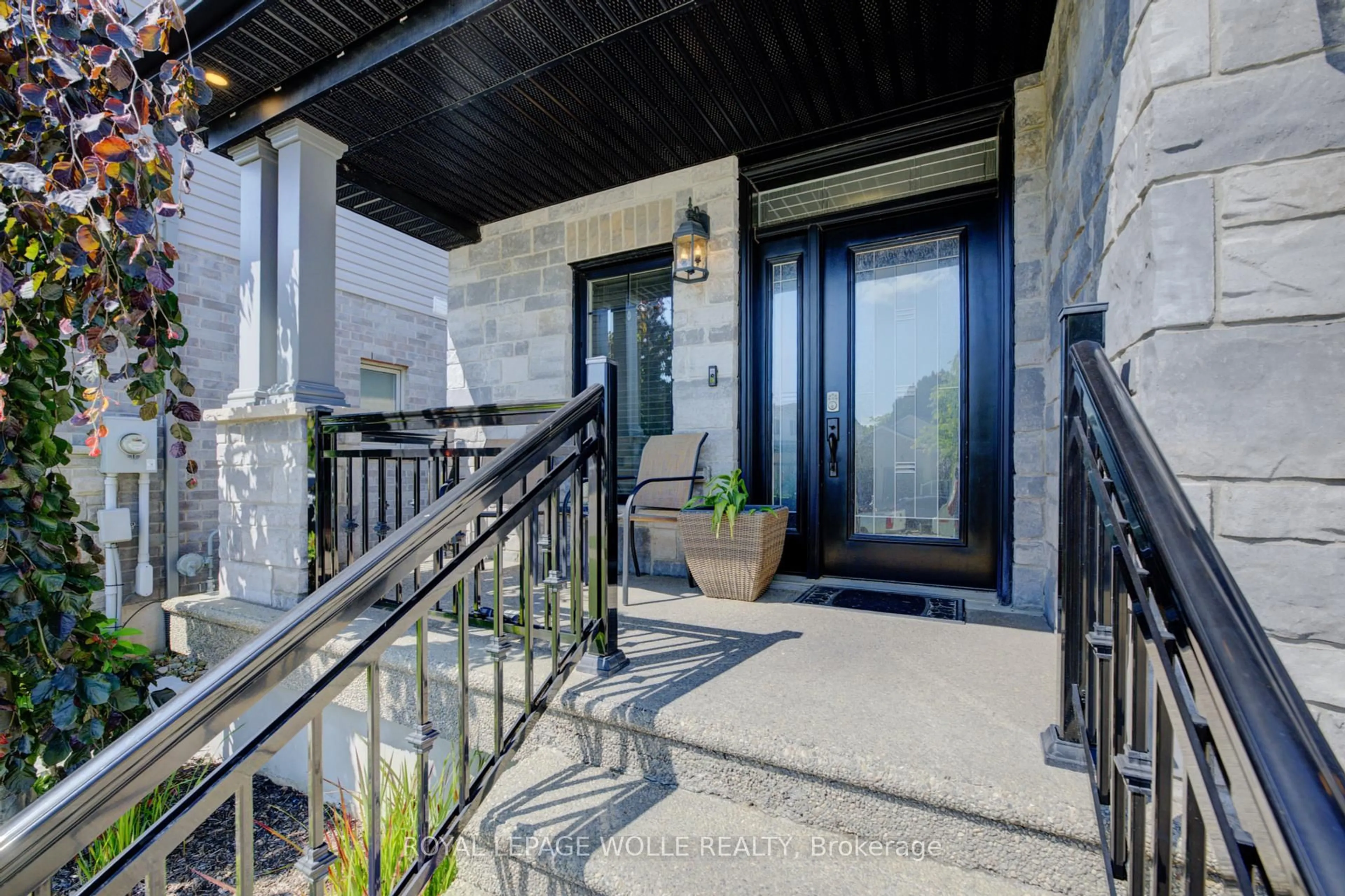 Indoor foyer for 40 Fraserwood Crt, Cambridge Ontario N1S 5B6