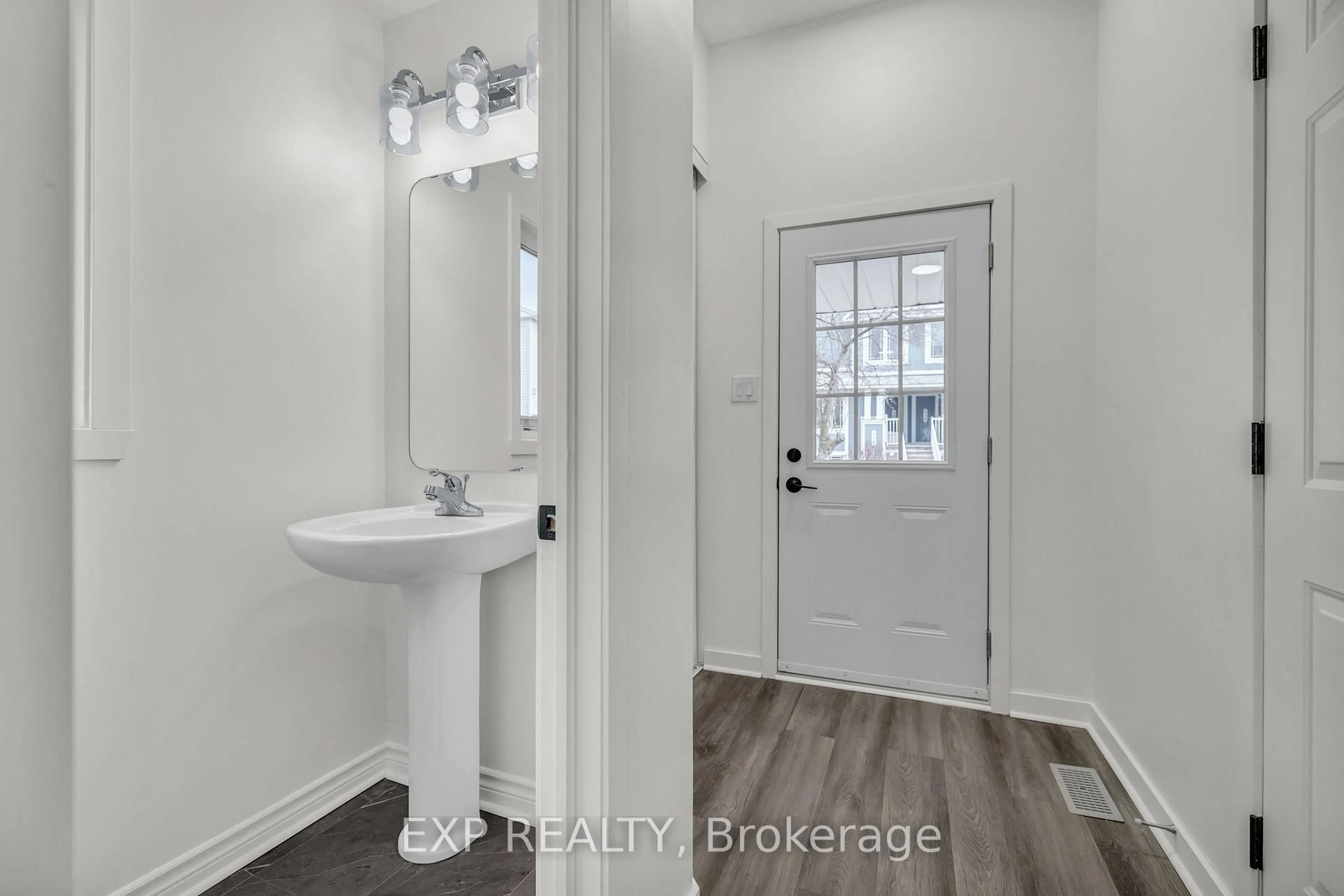Indoor entryway for 423 Hillsboro Private, Ottawa Ontario K2M 3A7