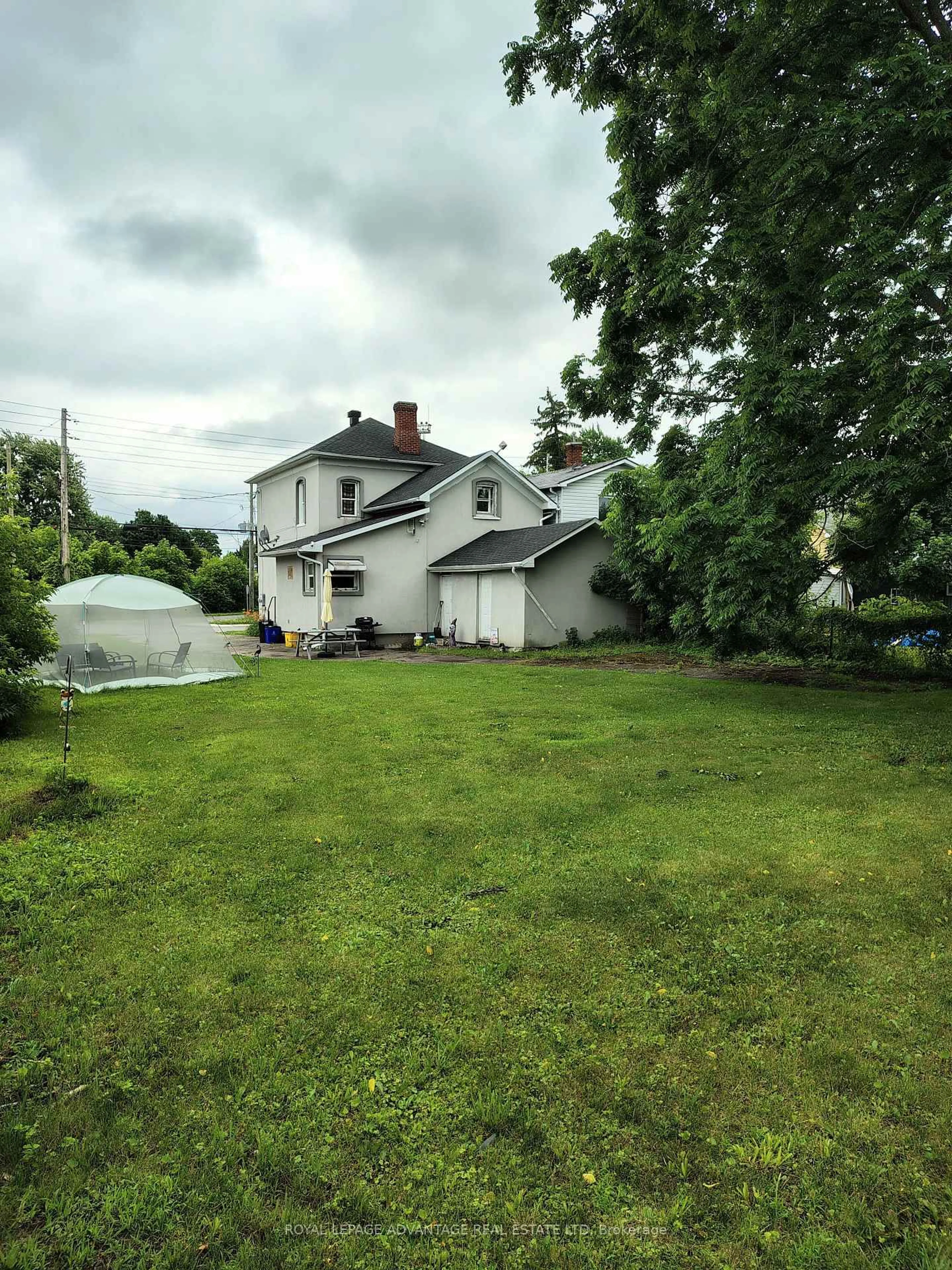 A pic from outside/outdoor area/front of a property/back of a property/a pic from drone, street for 48 Montague St, Smiths Falls Ontario K7A 2M1