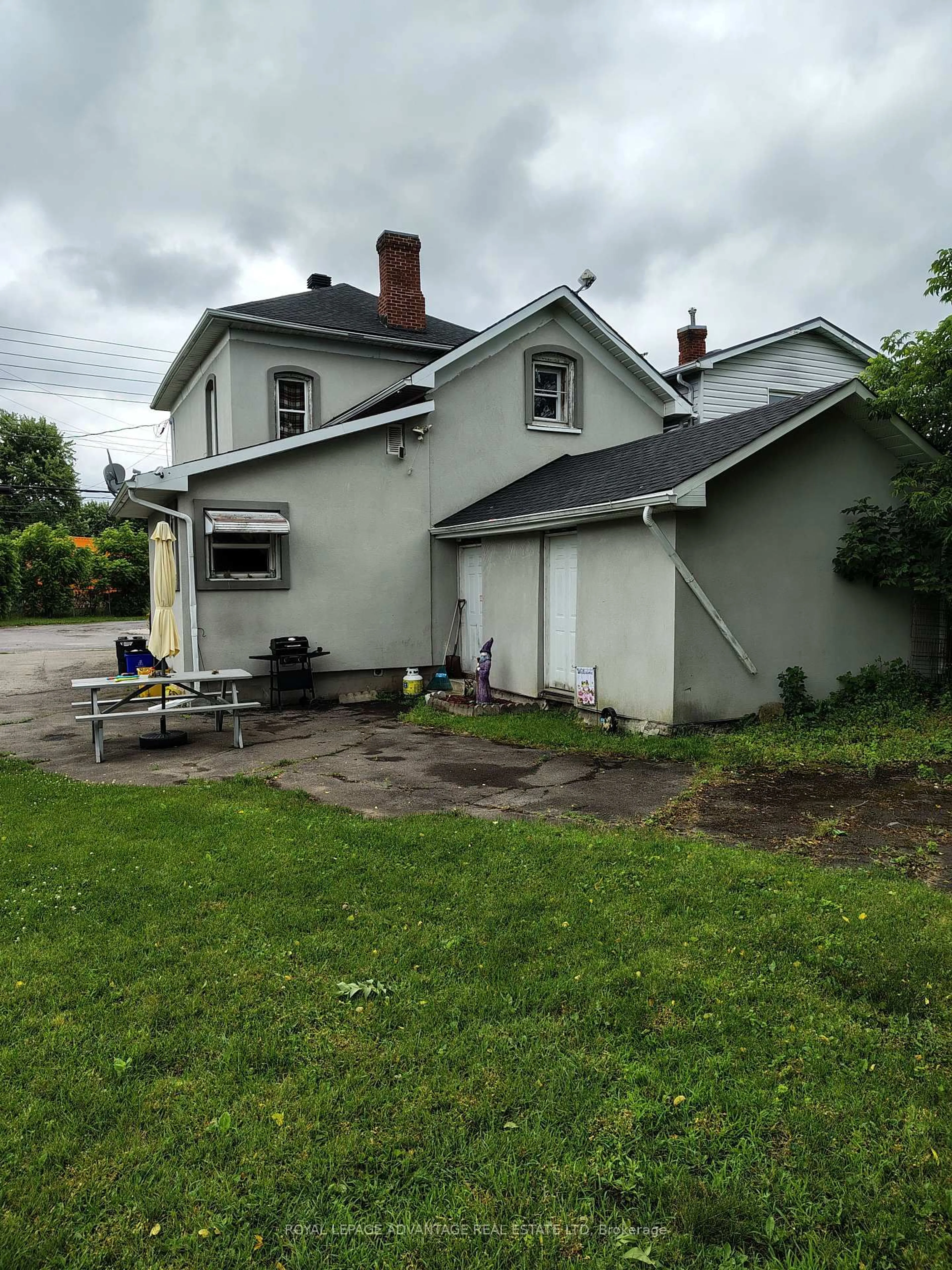 A pic from outside/outdoor area/front of a property/back of a property/a pic from drone, street for 48 Montague St, Smiths Falls Ontario K7A 2M1