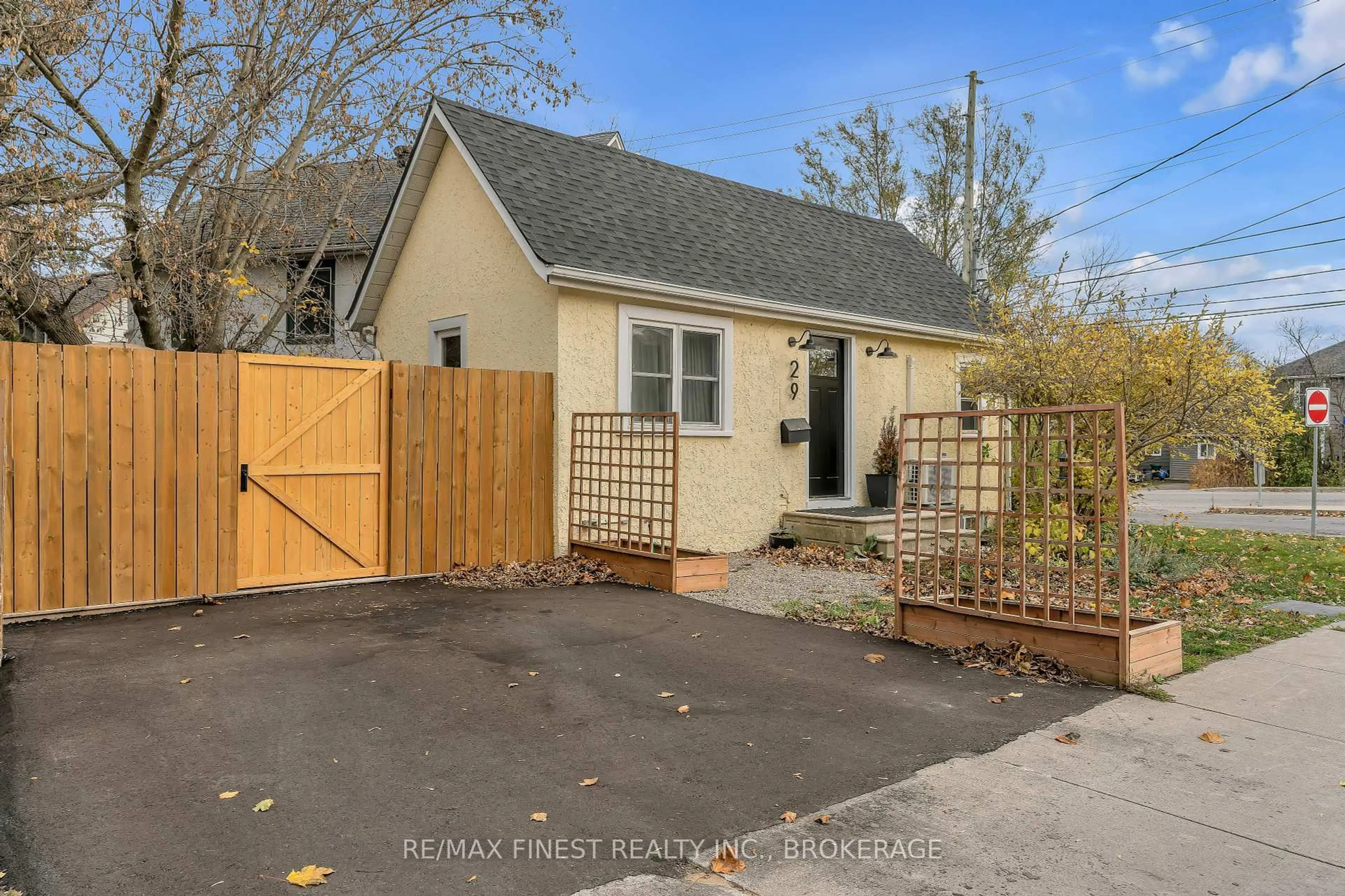 A pic from outside/outdoor area/front of a property/back of a property/a pic from drone, street for 29 Church St, Kingston Ontario K7M 1H2