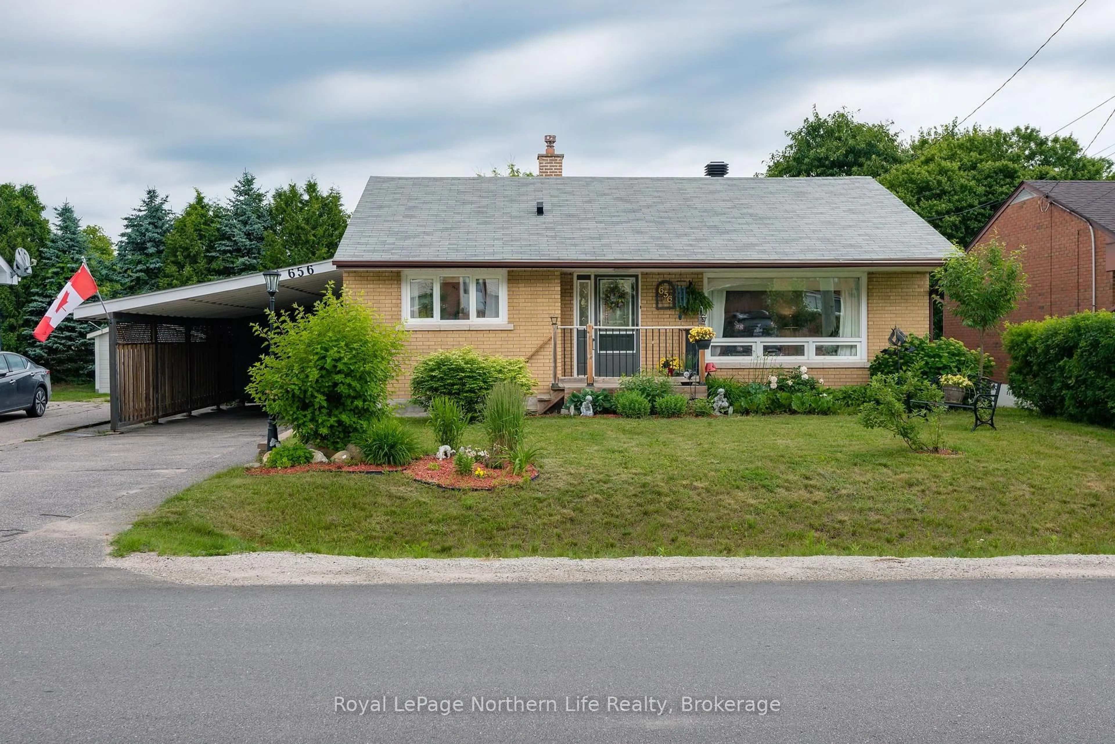 Home with vinyl exterior material, street for 656 Laurentian Ave, North Bay Ontario P1B 7T9