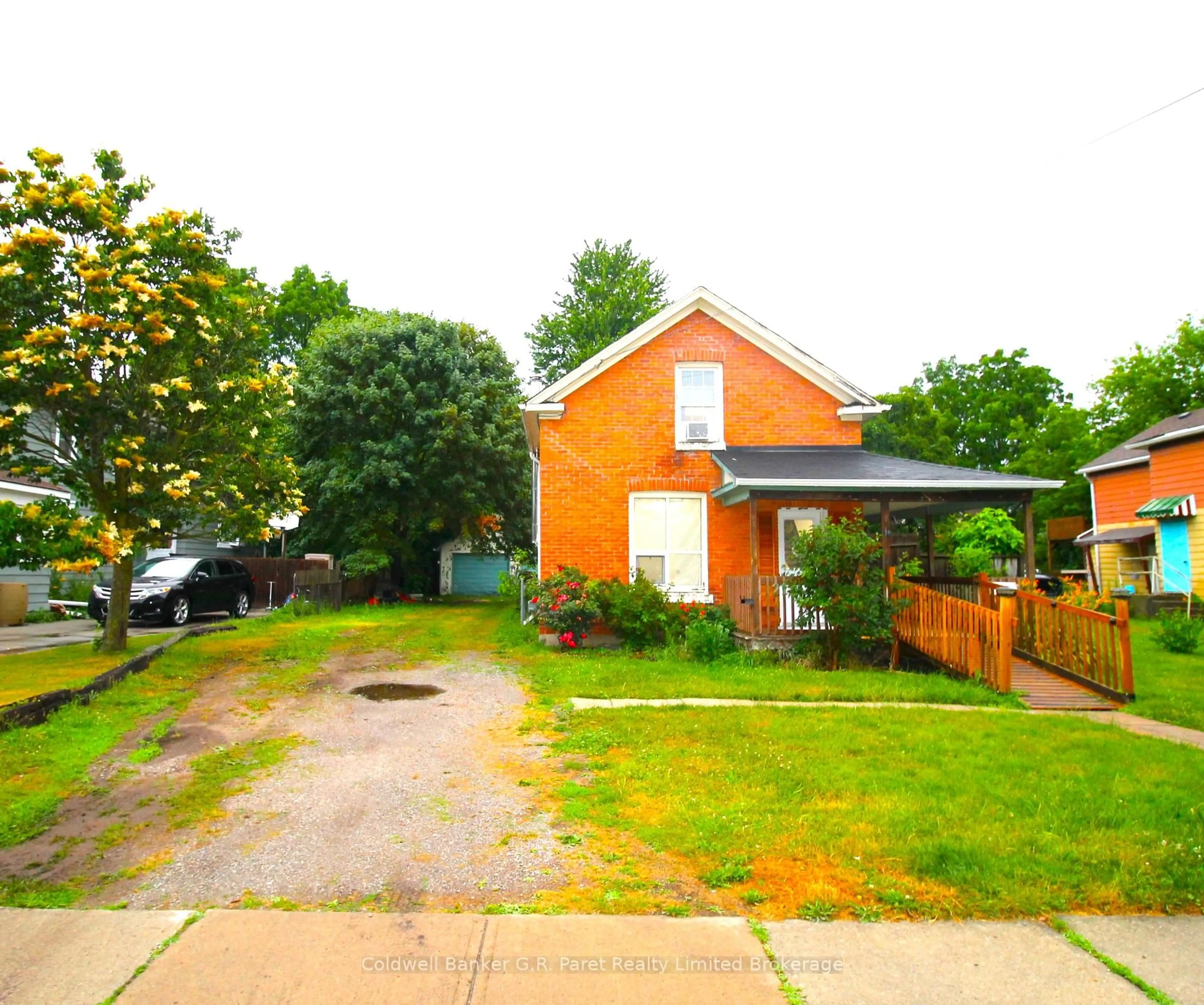 A pic from outside/outdoor area/front of a property/back of a property/a pic from drone, street for 217 Forest St, Haldimand Ontario N1A 1P2