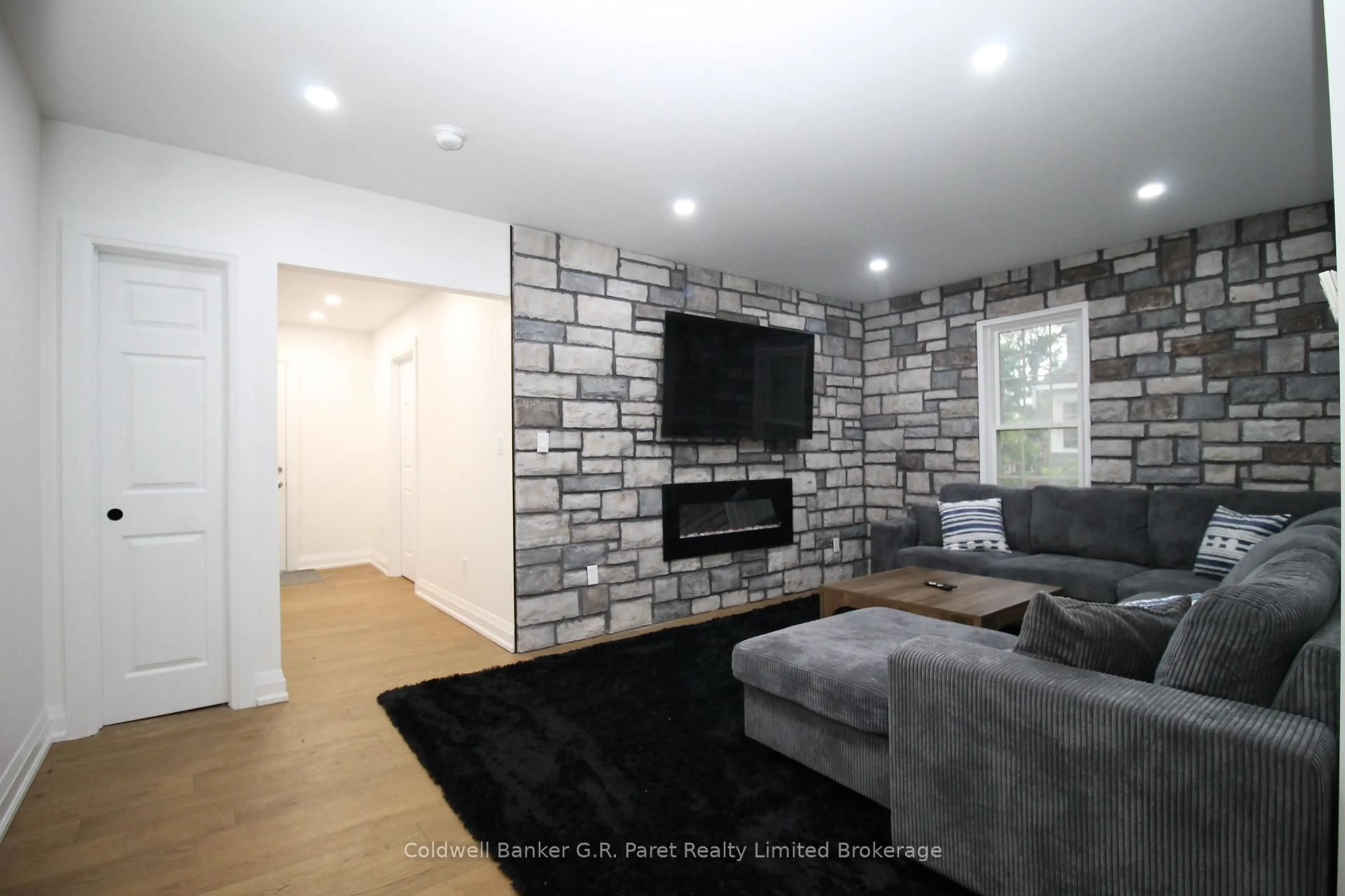 Living room with furniture, unknown for 217 Forest St, Haldimand Ontario N1A 1P2