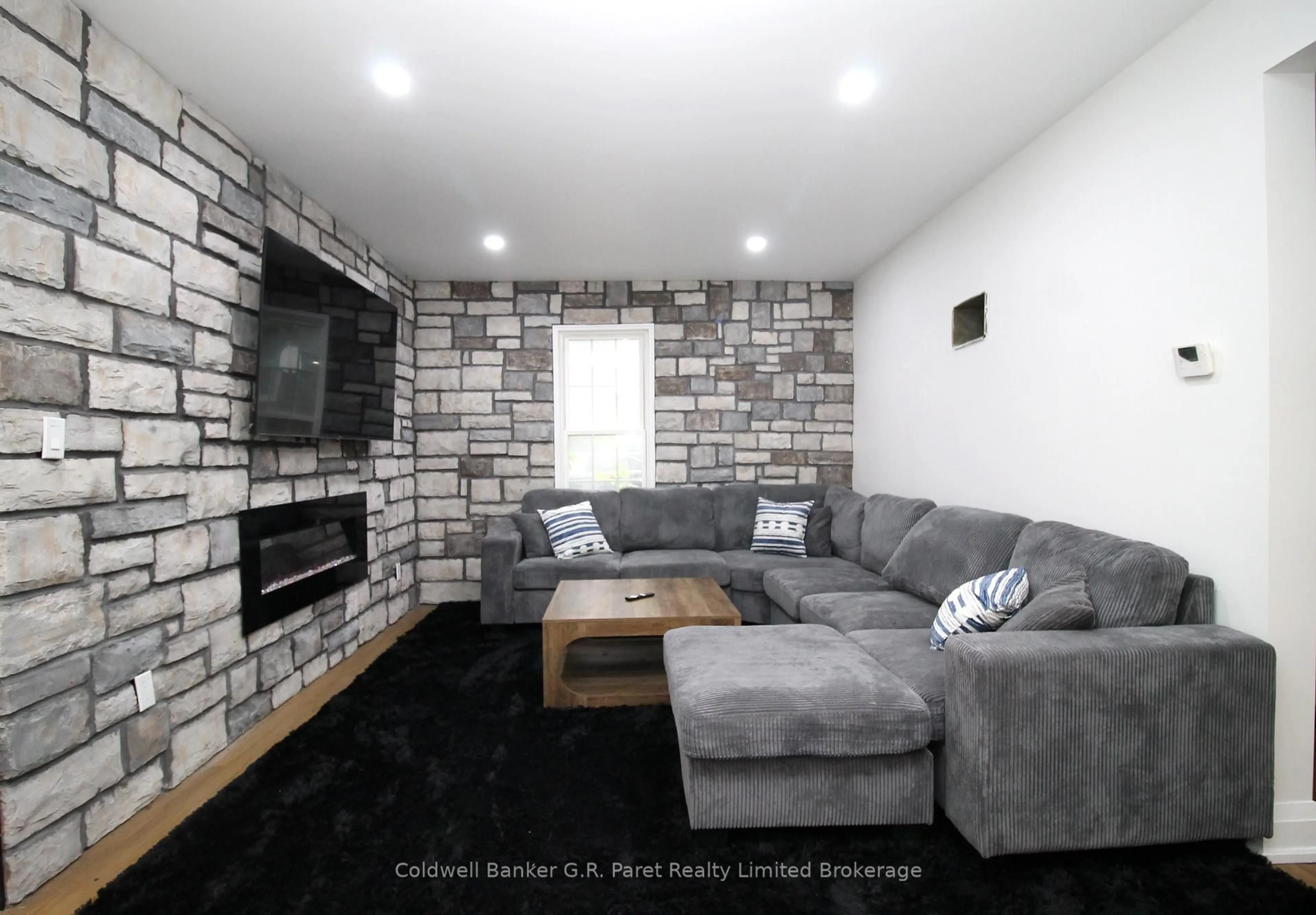 Living room with furniture, unknown for 217 Forest St, Haldimand Ontario N1A 1P2