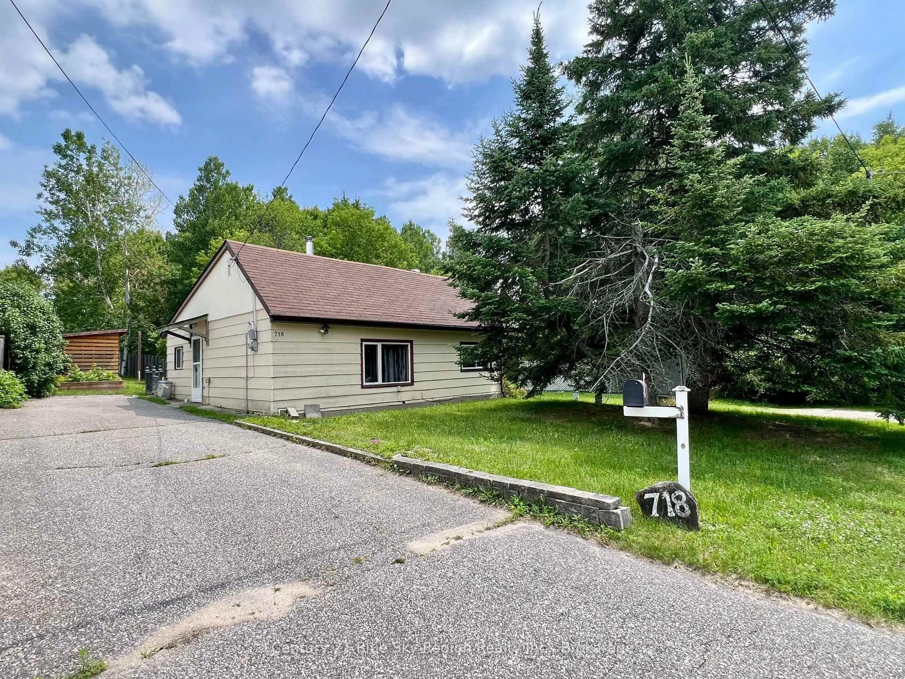 A pic from outside/outdoor area/front of a property/back of a property/a pic from drone, street for 718 Winters St, North Bay Ontario P1B 1S7