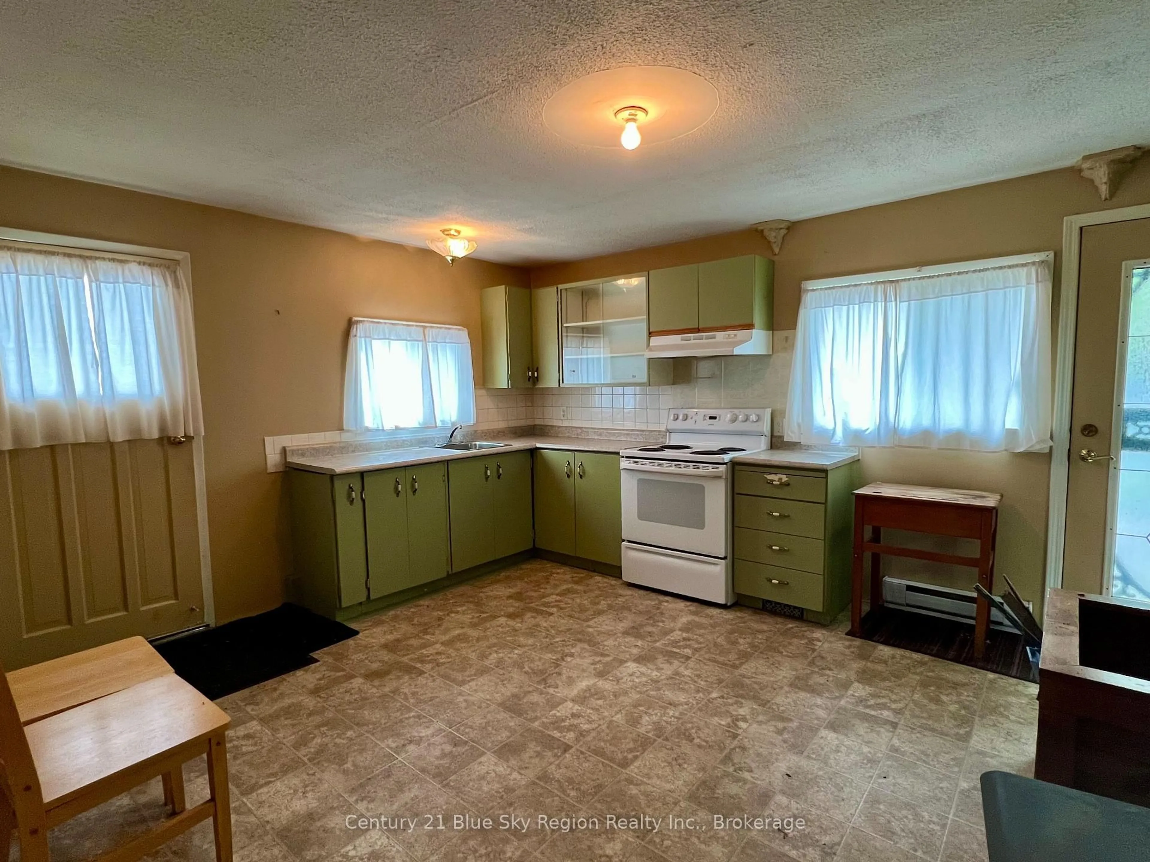 Standard kitchen, unknown for 718 Winters St, North Bay Ontario P1B 1S7