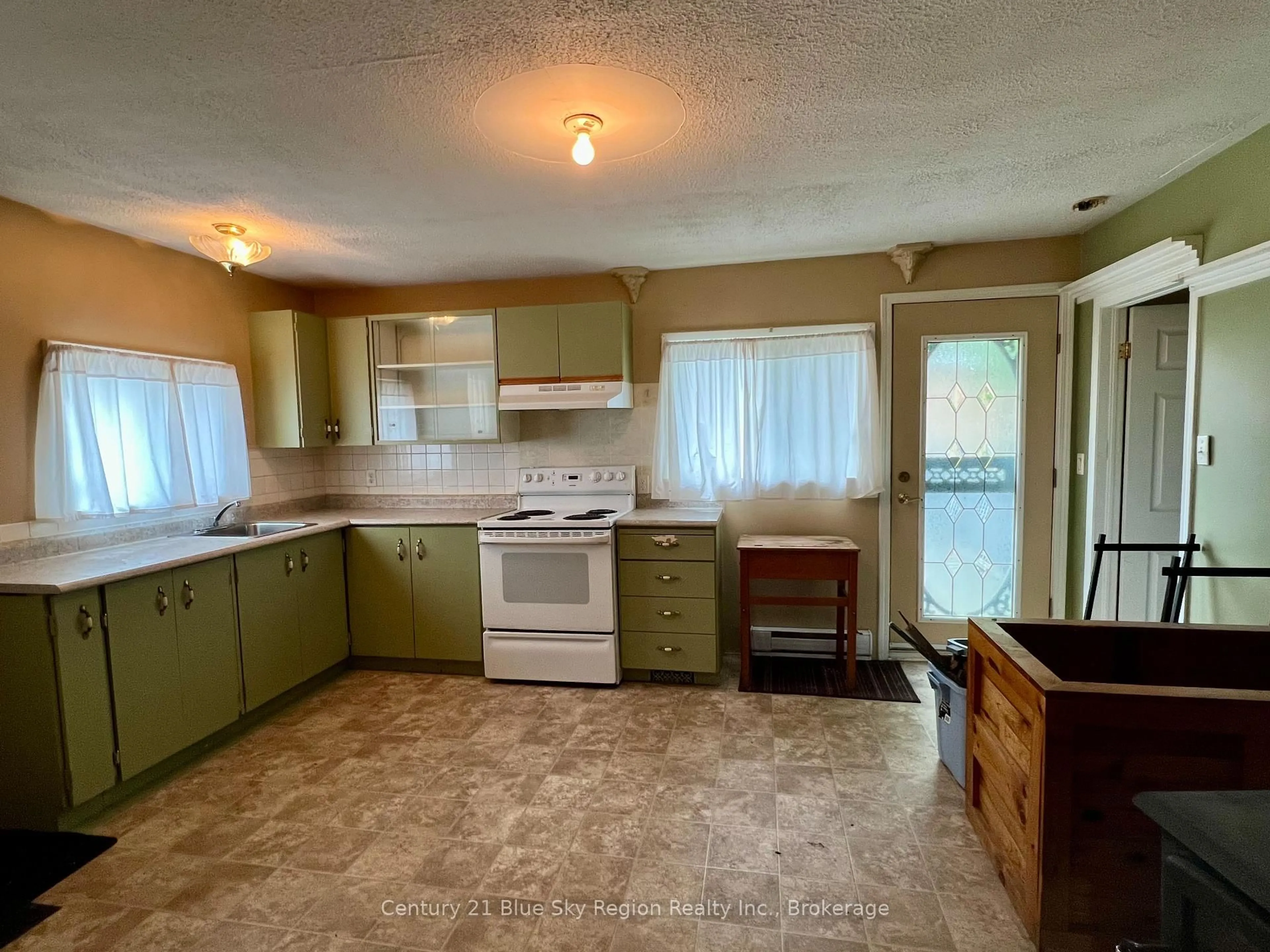 Standard kitchen, unknown for 718 Winters St, North Bay Ontario P1B 1S7