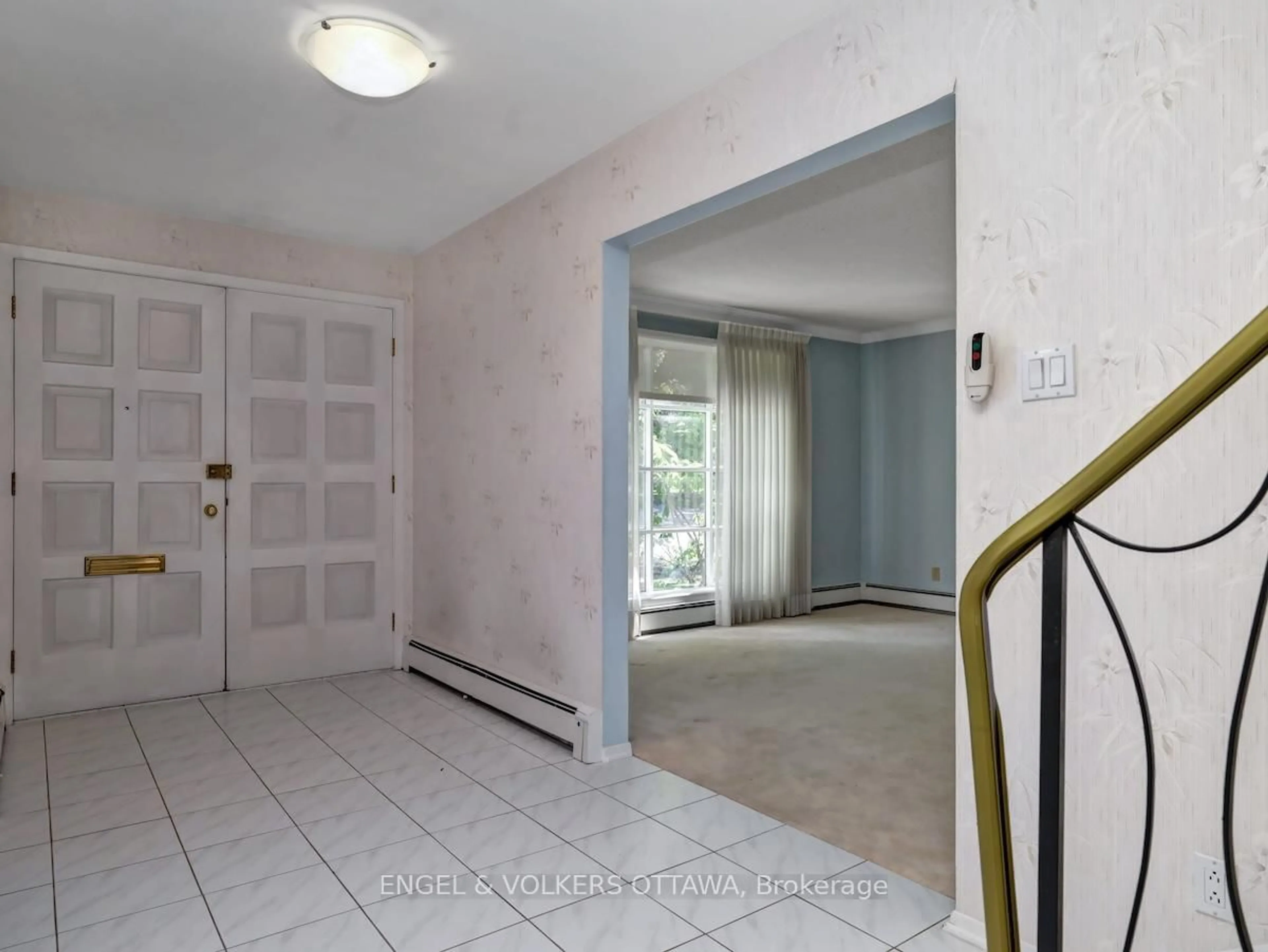 Indoor foyer for 968 Sadler Cres, Ottawa Ontario K2B 5H7