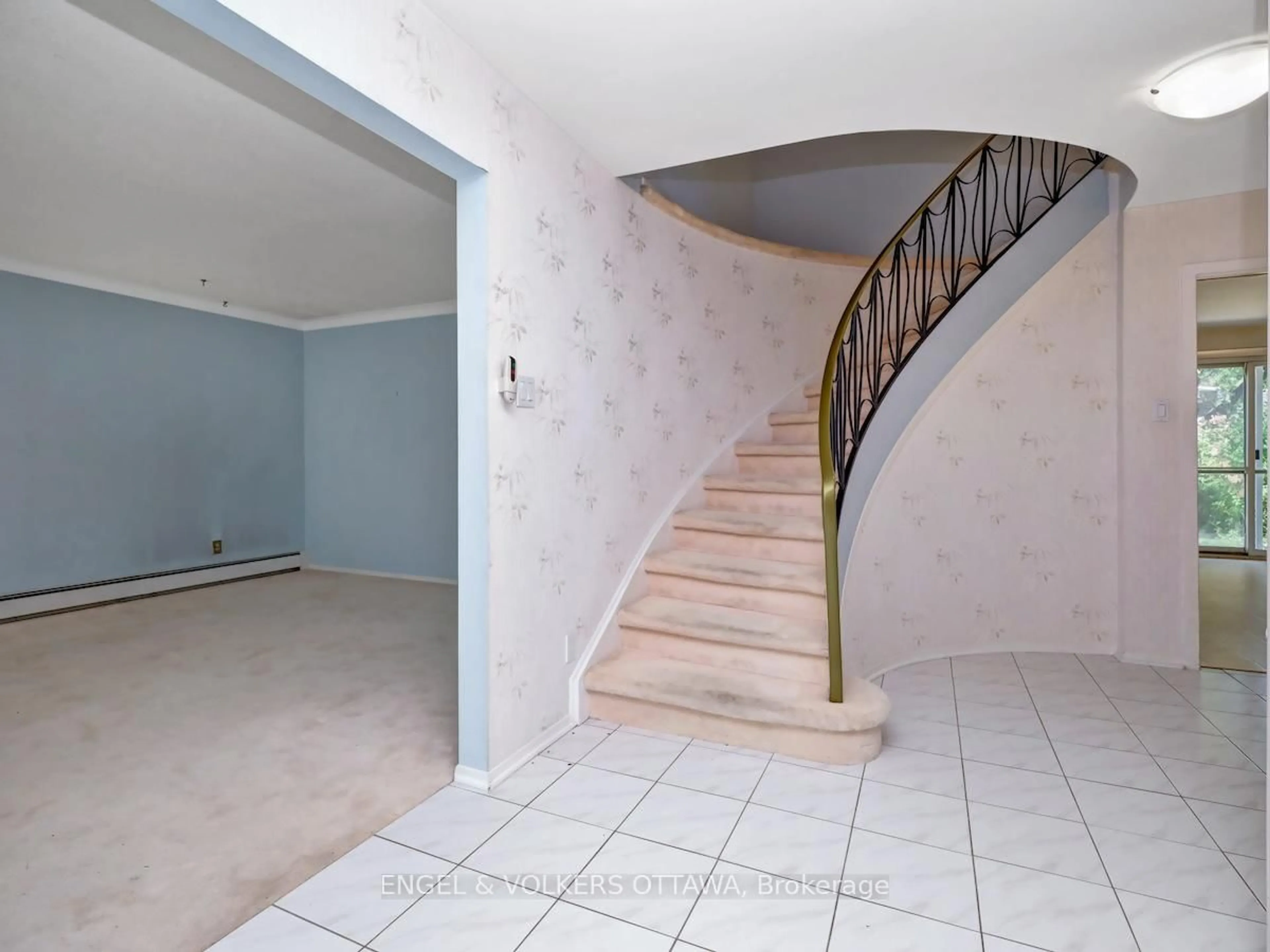 Indoor foyer for 968 Sadler Cres, Ottawa Ontario K2B 5H7