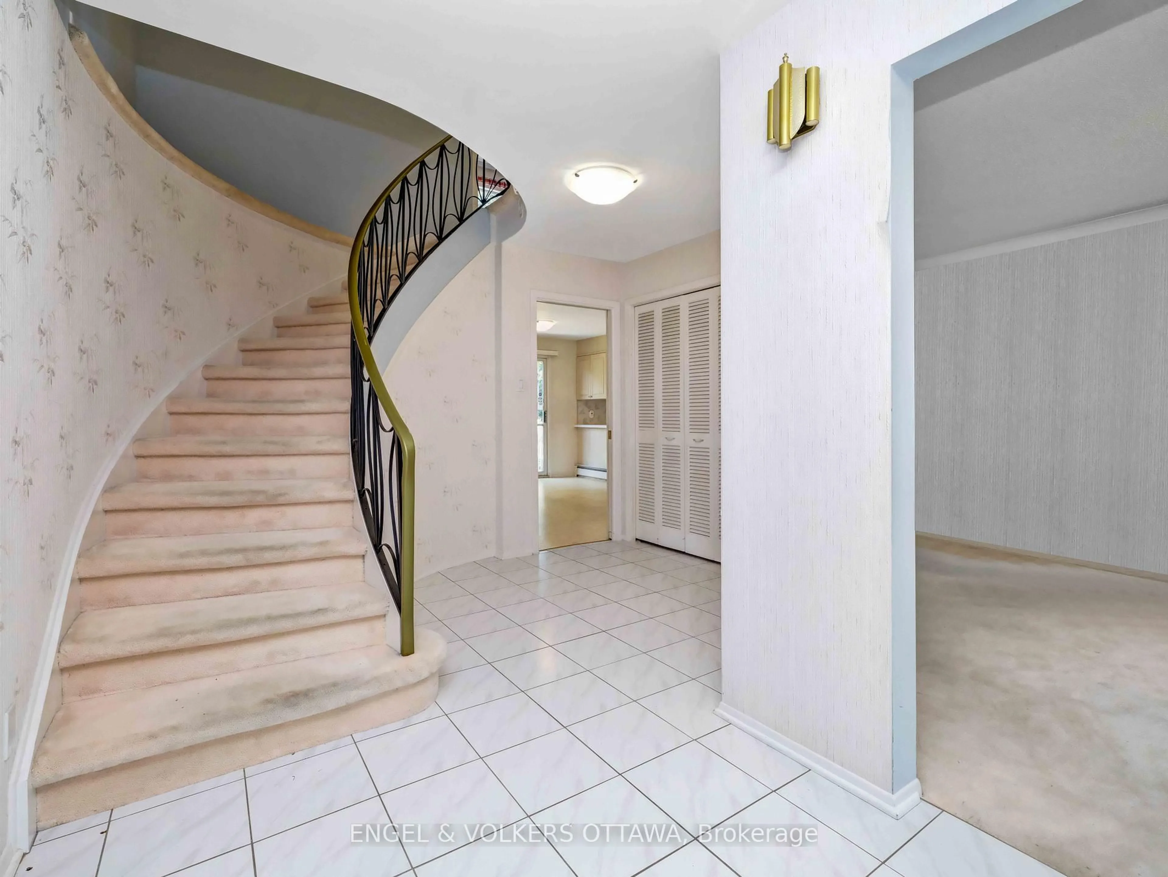 Indoor foyer for 968 Sadler Cres, Ottawa Ontario K2B 5H7