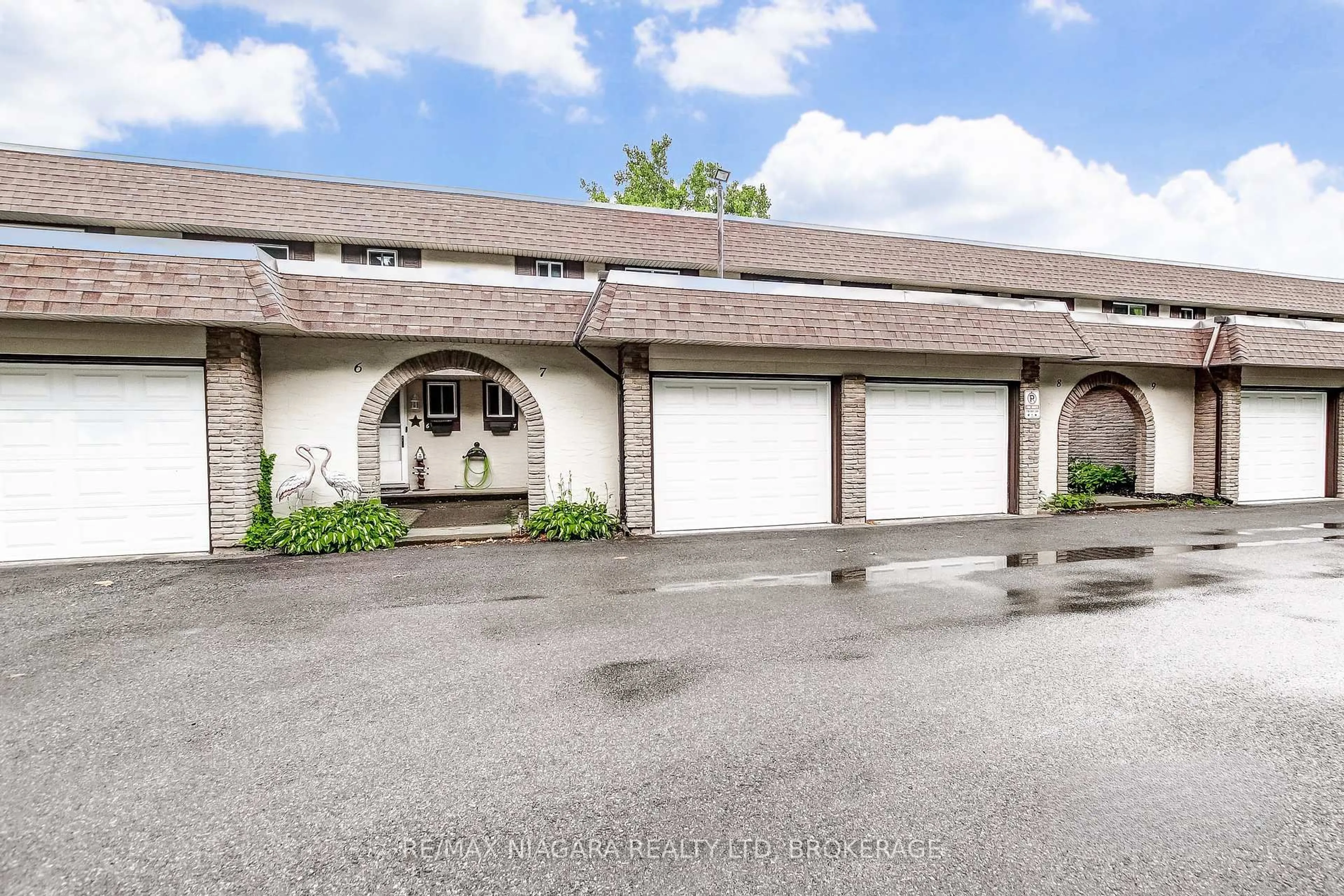 Indoor garage for 4230 Meadowvale Dr #7, Niagara Falls Ontario L2E 5W7