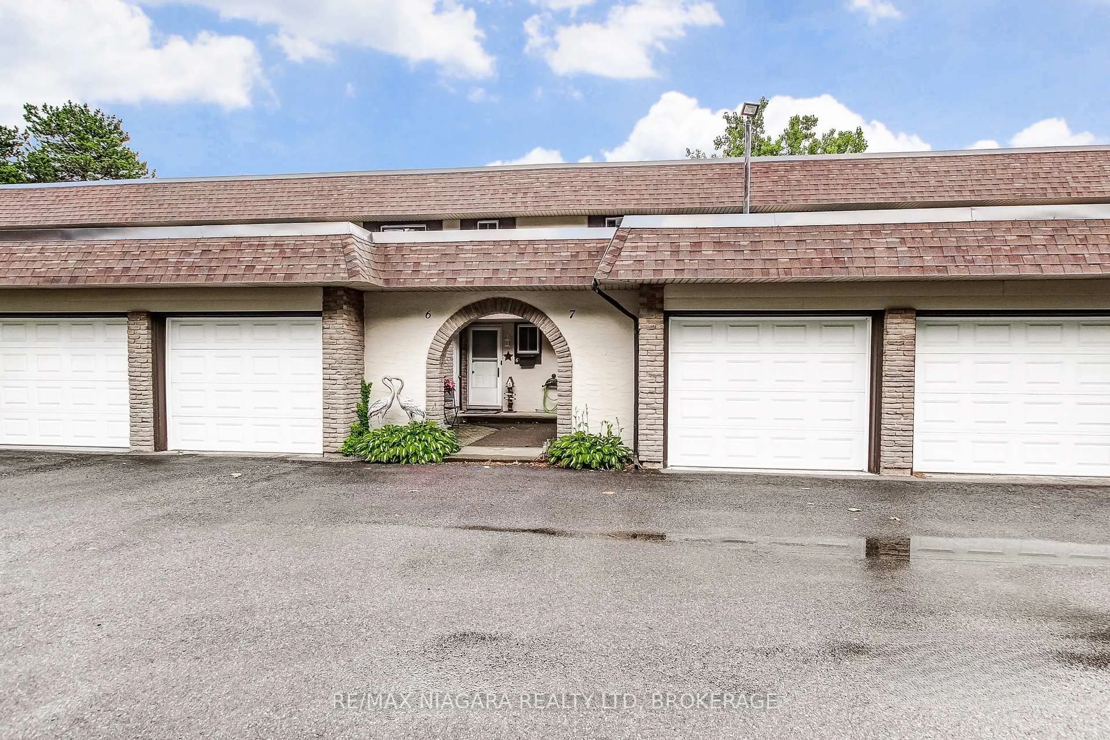 Indoor garage for 4230 Meadowvale Dr #7, Niagara Falls Ontario L2E 5W7