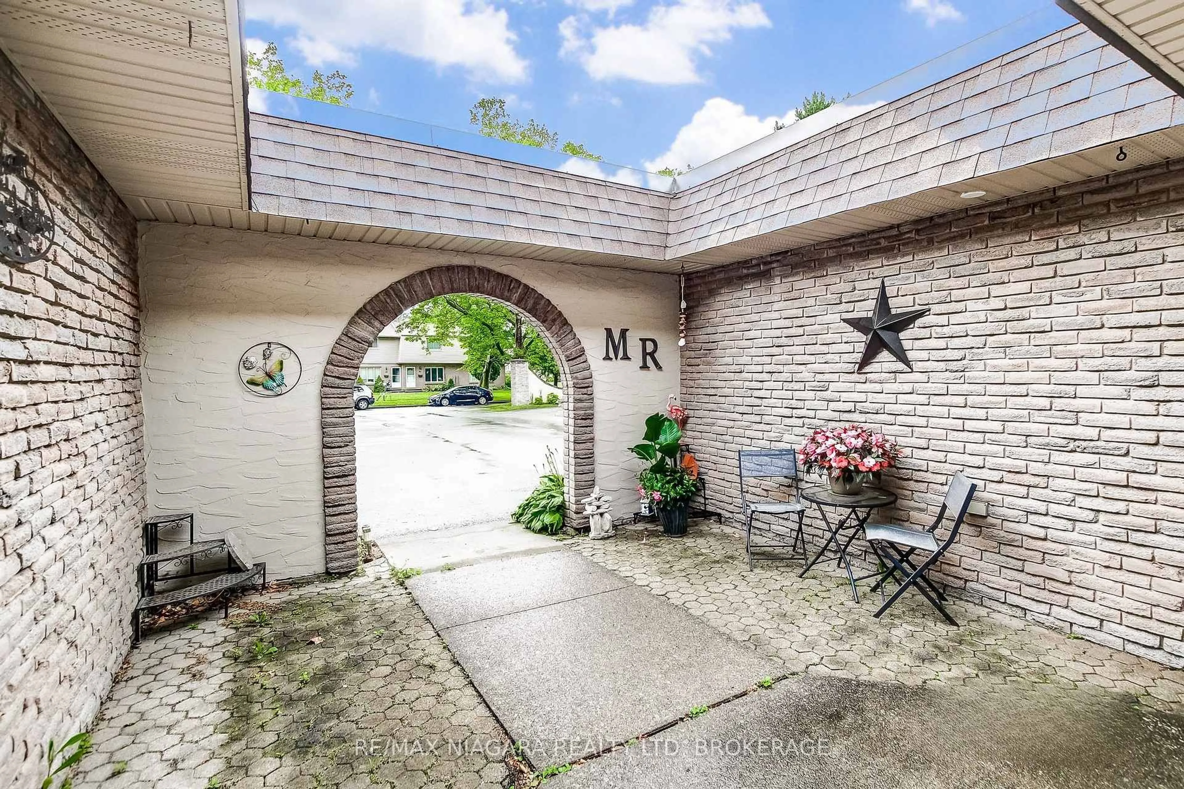 Patio, street for 4230 Meadowvale Dr #7, Niagara Falls Ontario L2E 5W7