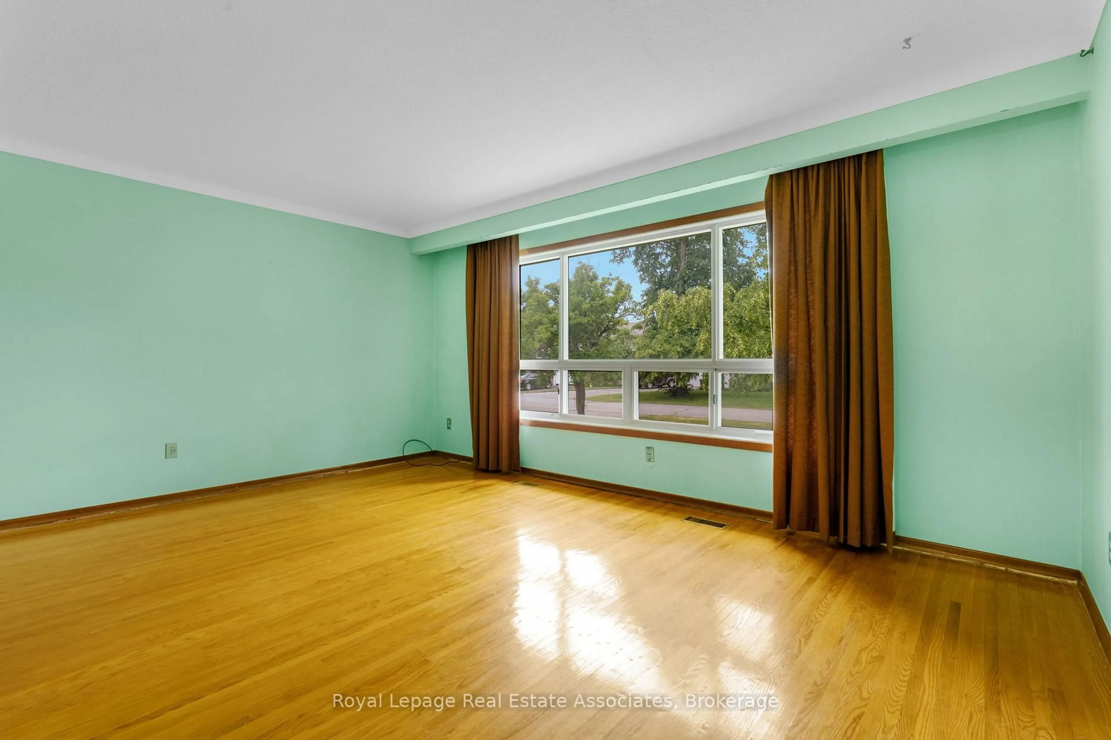 A pic of a room for 514A Linwell Rd, St. Catharines Ontario L2M 2R4