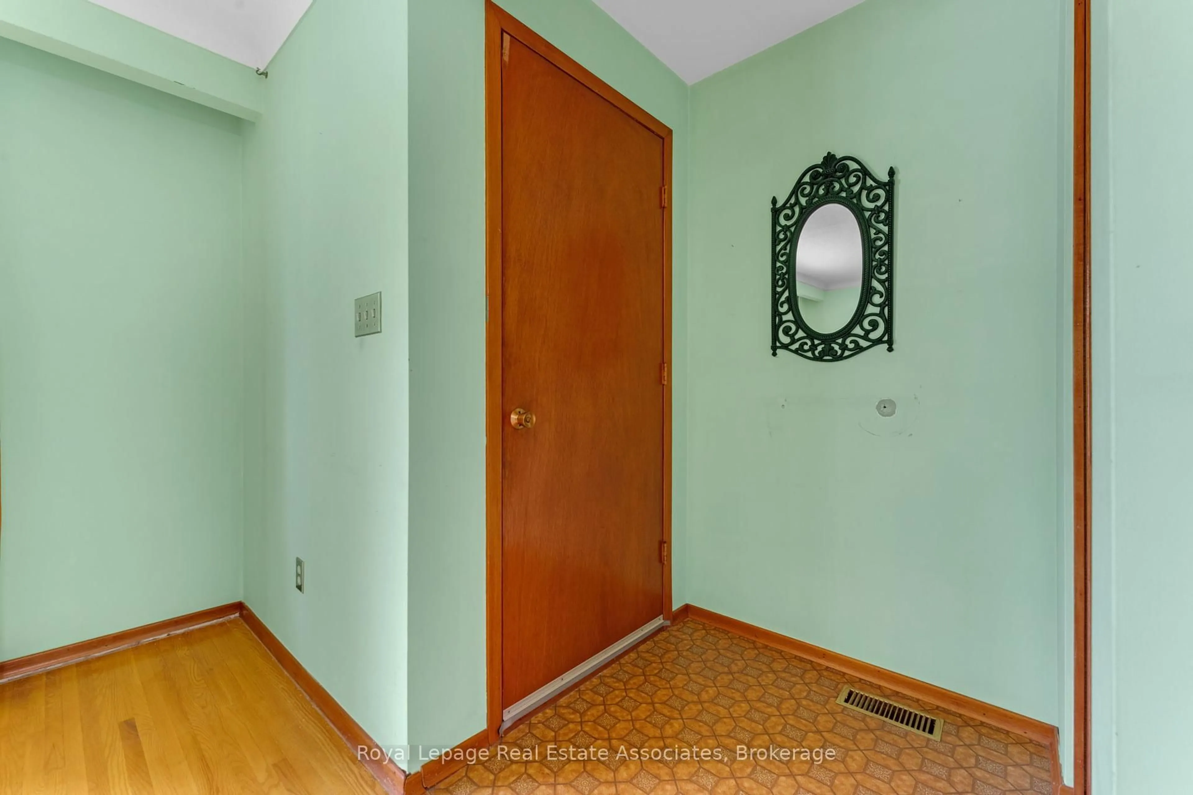 Indoor foyer for 514A Linwell Rd, St. Catharines Ontario L2M 2R4