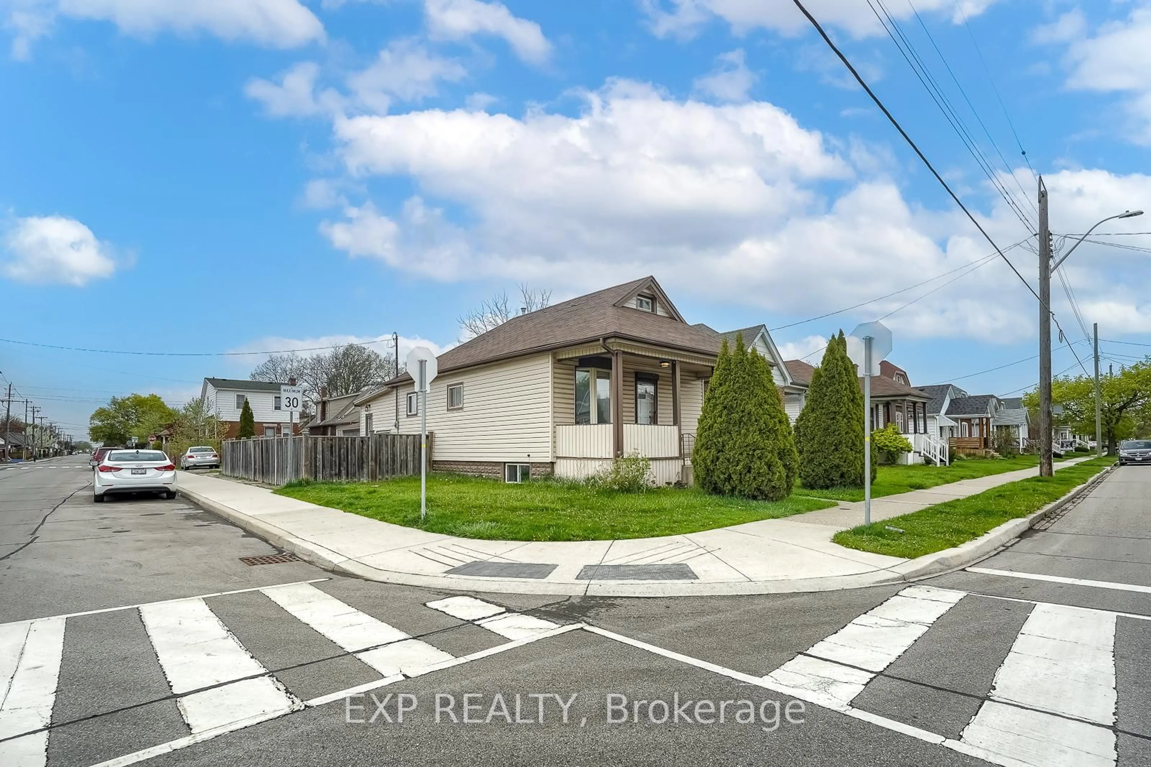 A pic from outside/outdoor area/front of a property/back of a property/a pic from drone, street for 133 Weir St, Hamilton Ontario L8H 5G1
